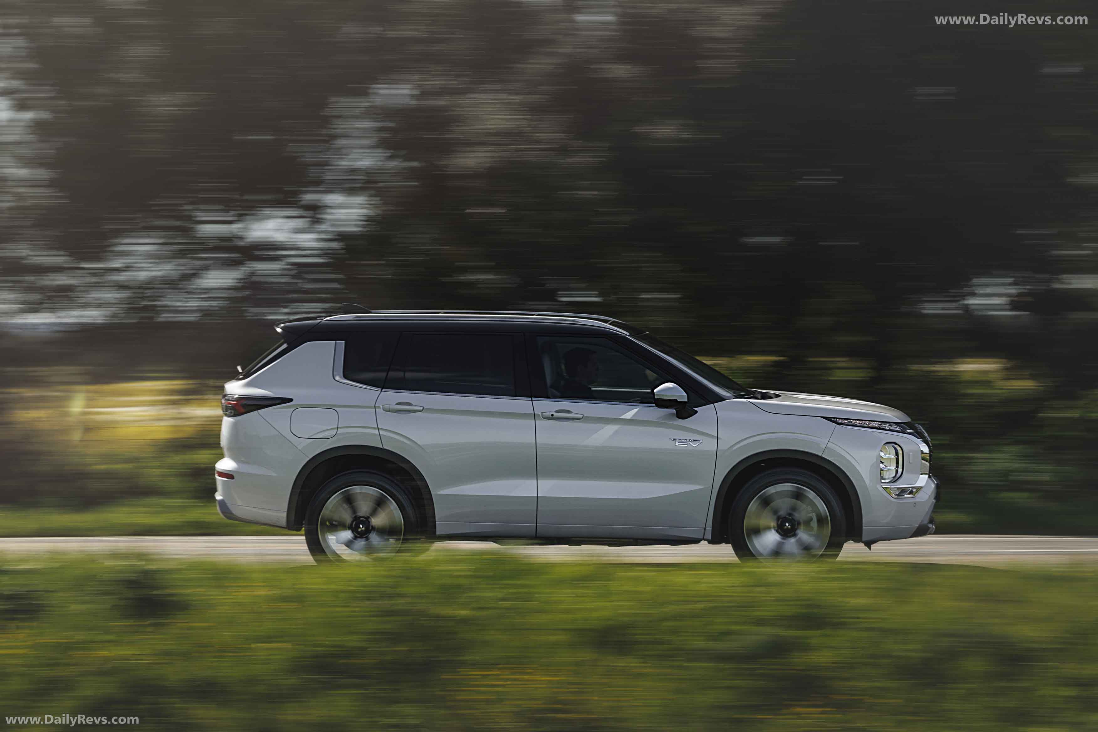 2025 Mitsubishi Outlander PHEV White Diamond Side View
