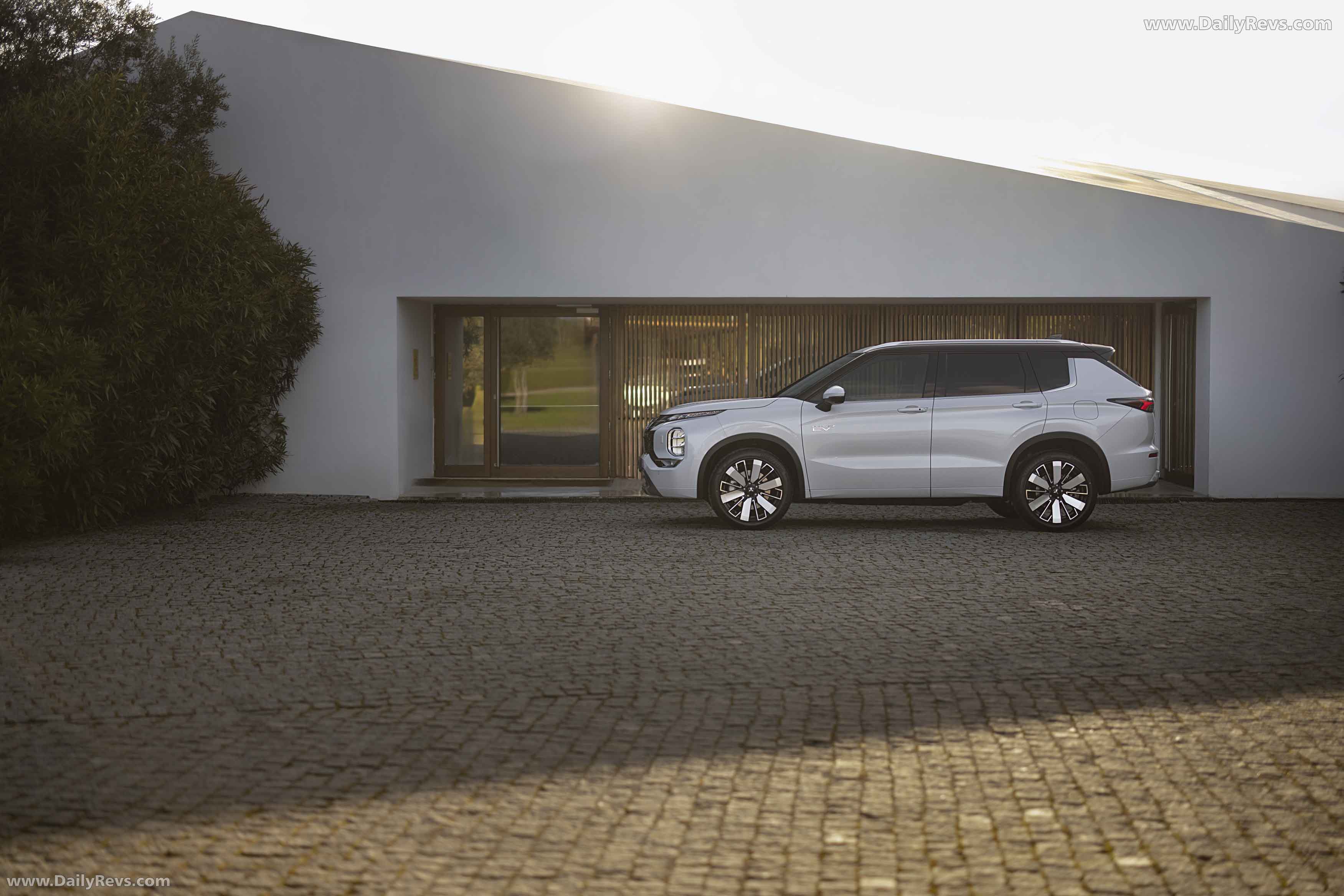 2025 Mitsubishi Outlander PHEV White Diamond Side View
