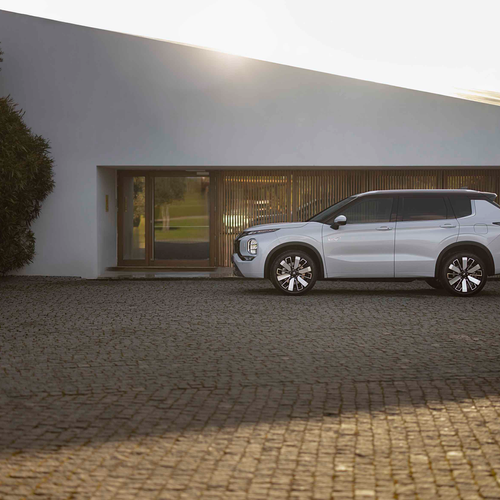 2025 Mitsubishi Outlander PHEV White Diamond Side View