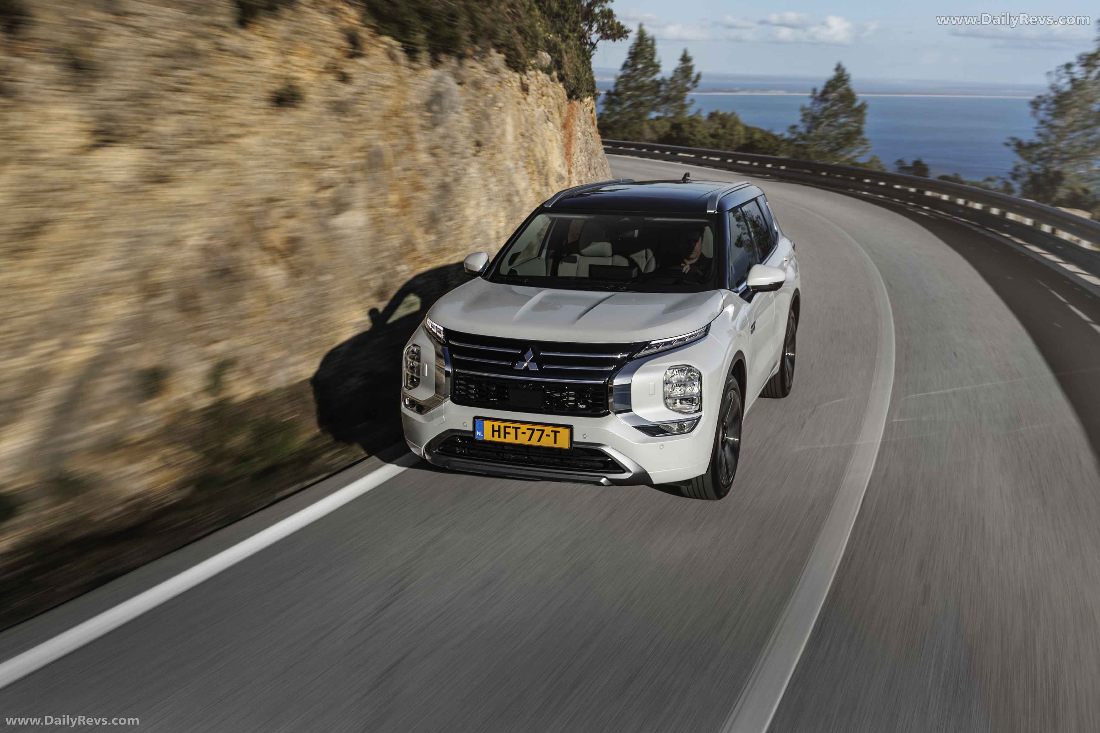 2025 Mitsubishi Outlander PHEV White Diamond Top View