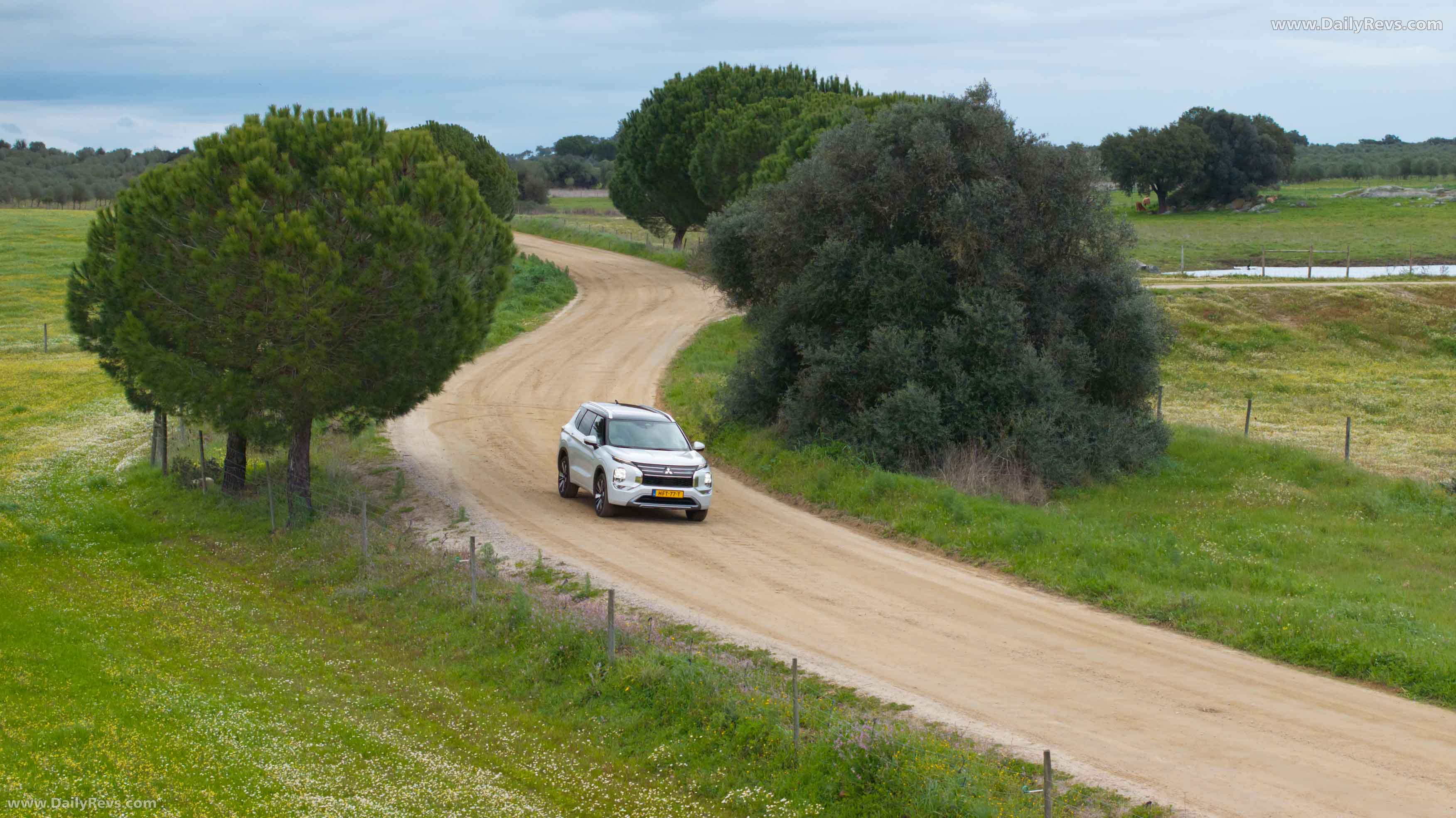 2025 Mitsubishi Outlander PHEV White Diamond Top View
