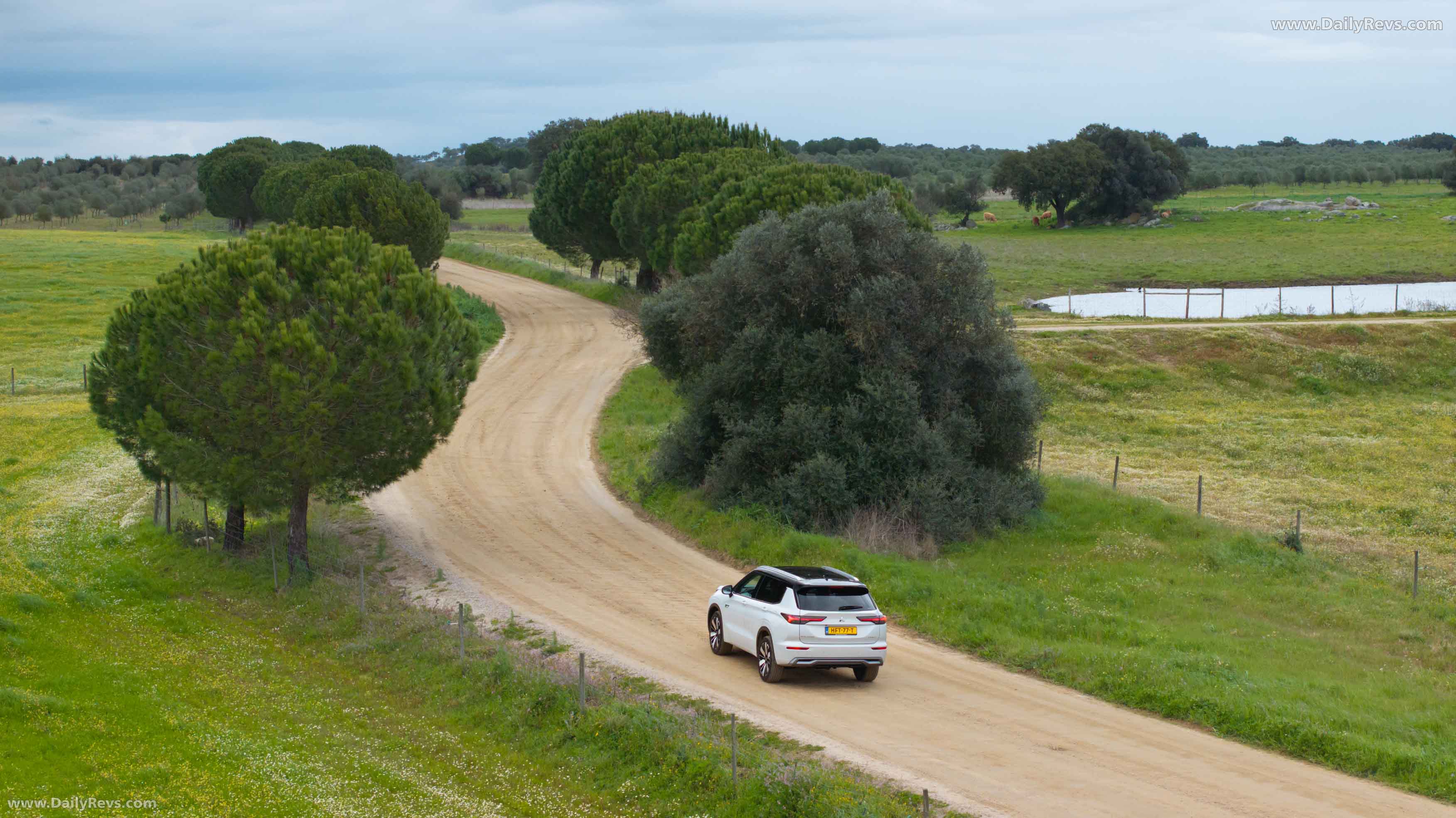 2025 Mitsubishi Outlander PHEV White Diamond Top View