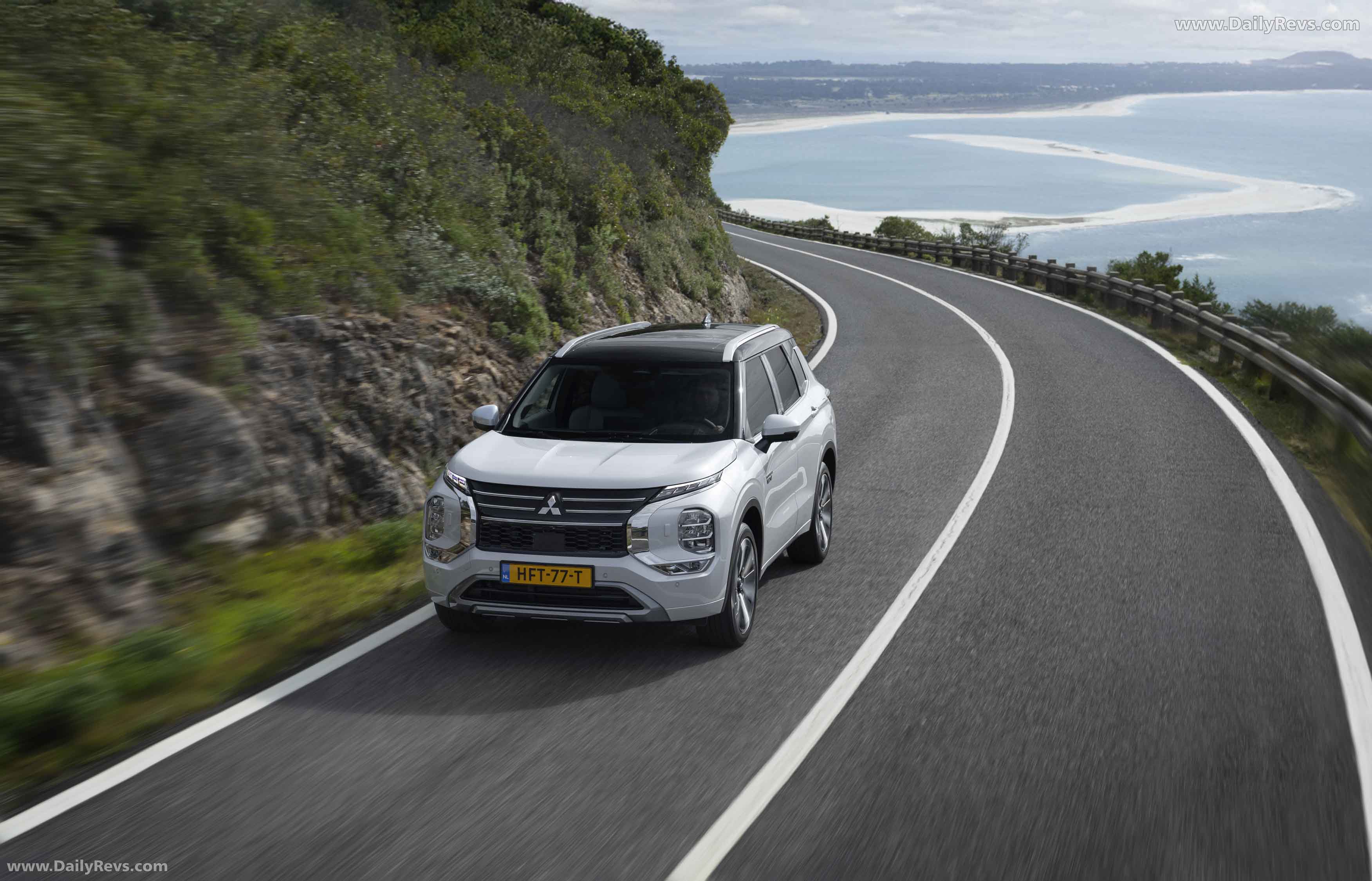 2025 Mitsubishi Outlander PHEV White Diamond Top View