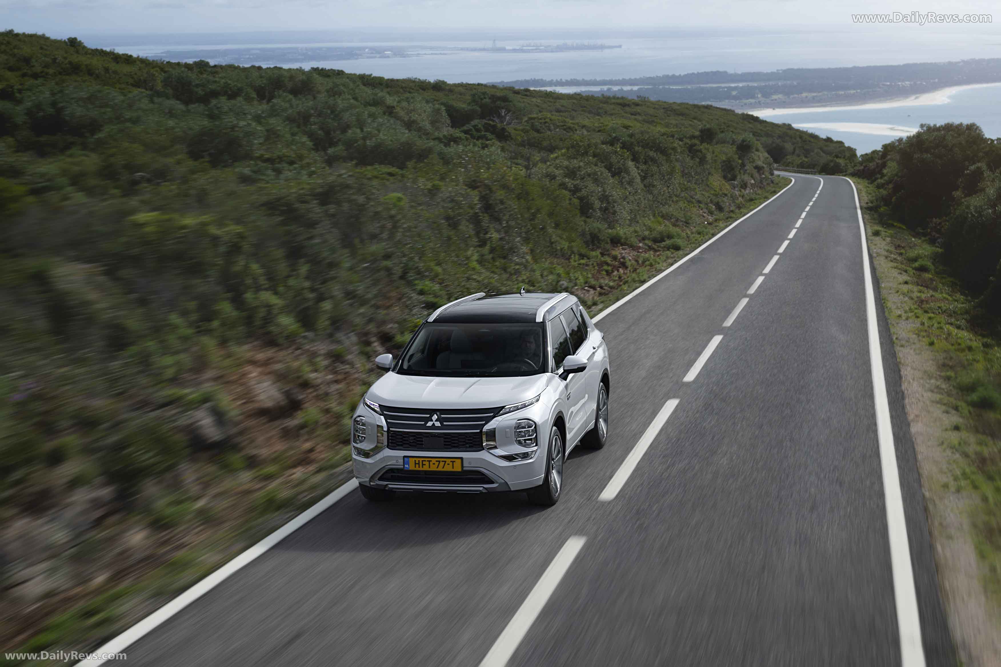 2025 Mitsubishi Outlander PHEV White Diamond Top View
