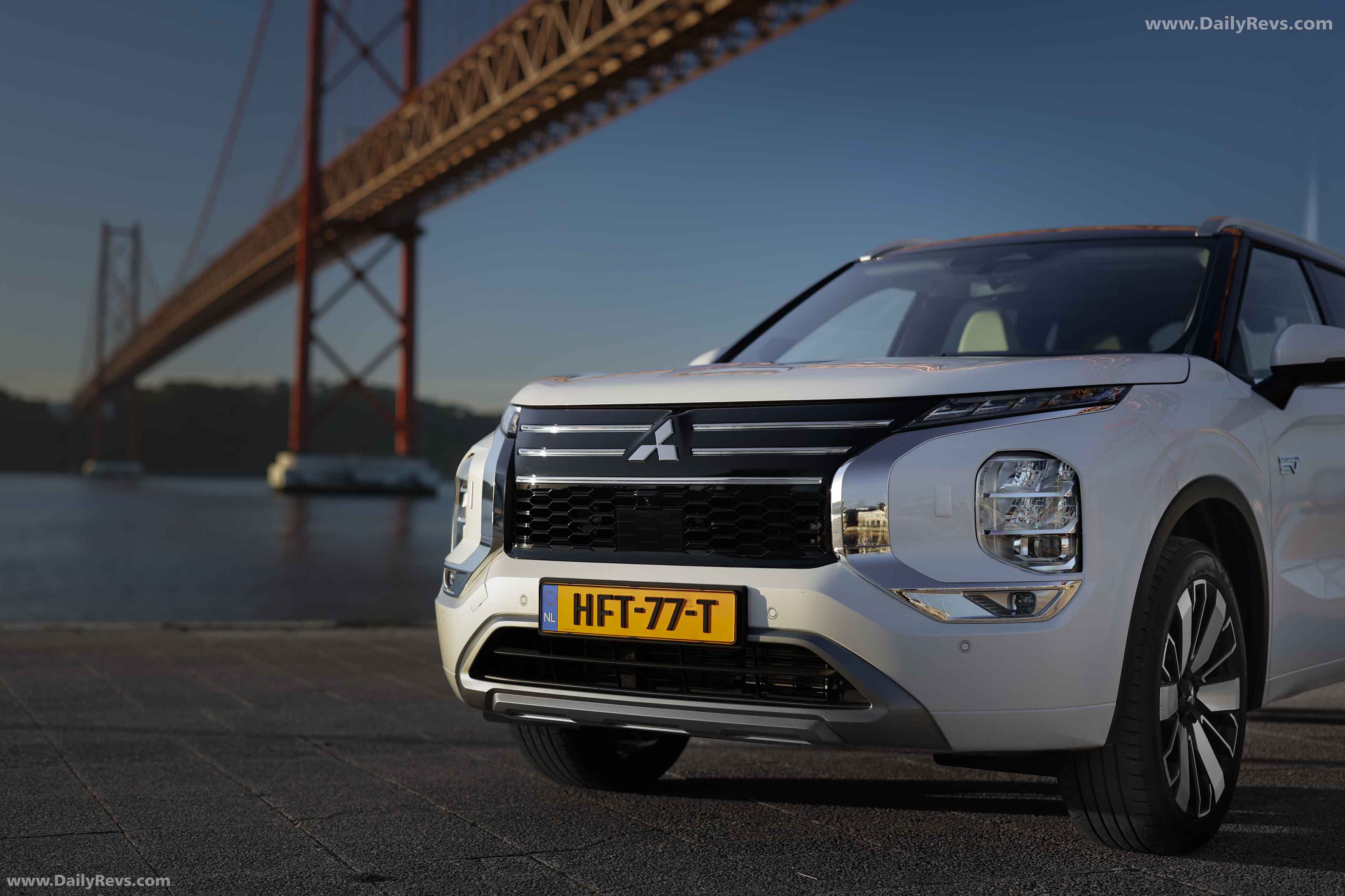 2025 Mitsubishi Outlander PHEV White Diamond Exterior