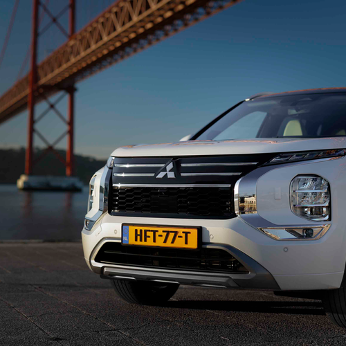 2025 Mitsubishi Outlander PHEV White Diamond Exterior