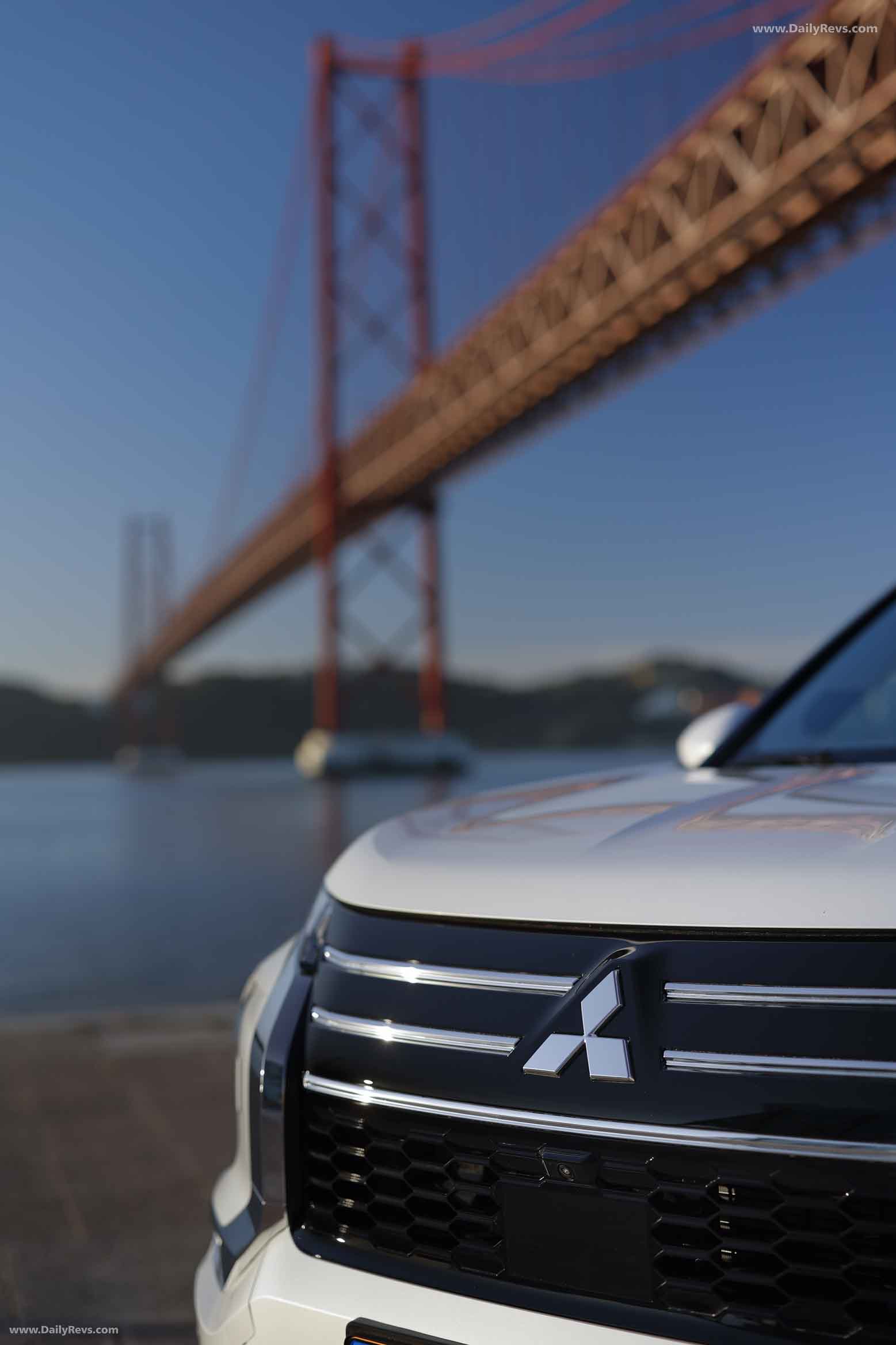 2025 Mitsubishi Outlander PHEV White Diamond Exterior