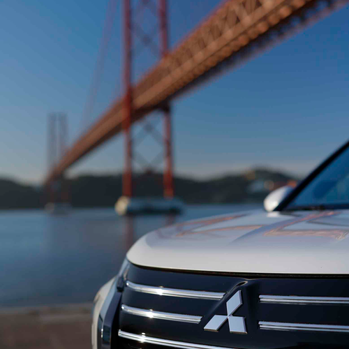 2025 Mitsubishi Outlander PHEV White Diamond Exterior