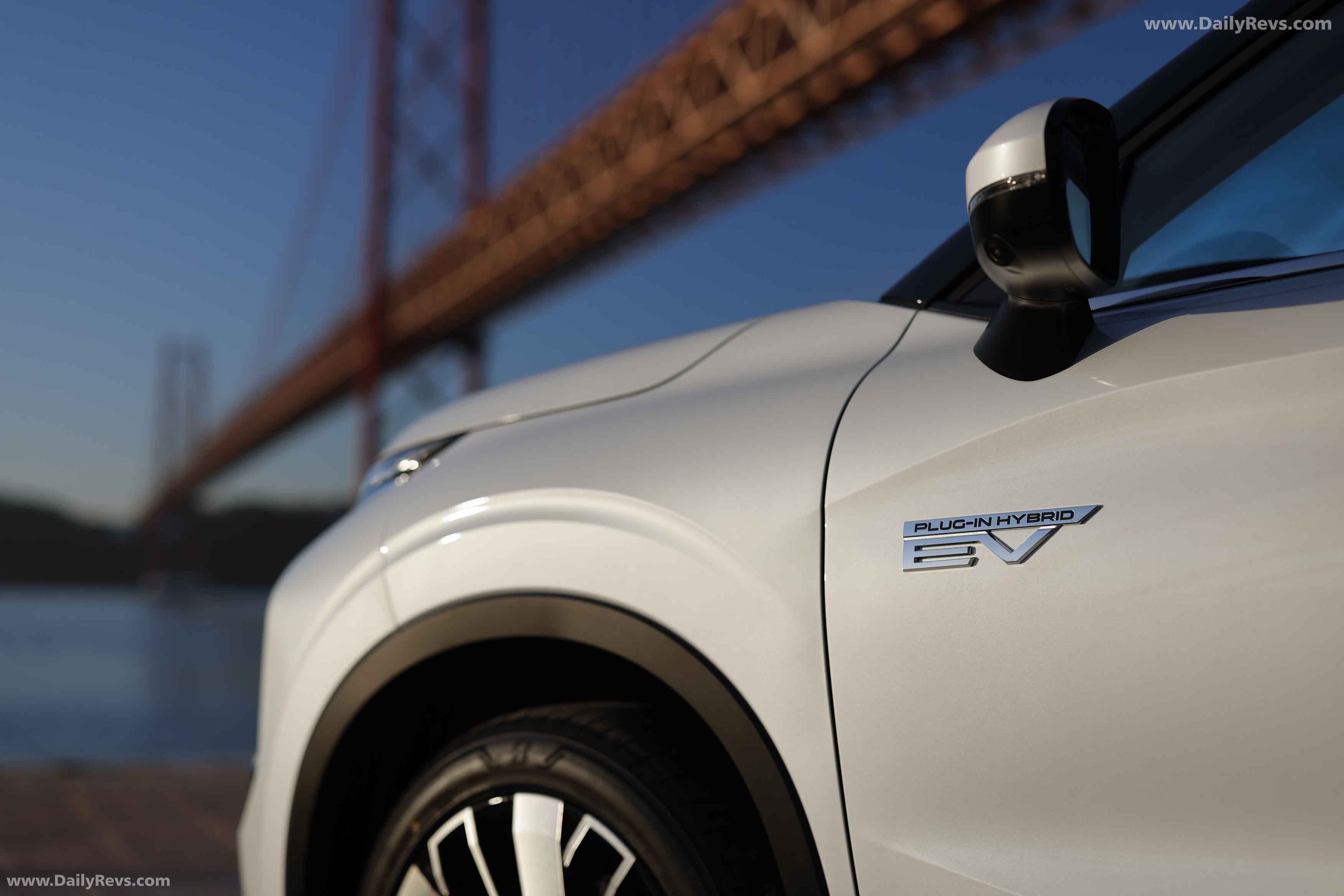 2025 Mitsubishi Outlander PHEV White Diamond Exterior