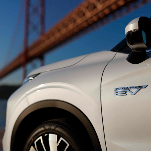 2025 Mitsubishi Outlander PHEV White Diamond Exterior