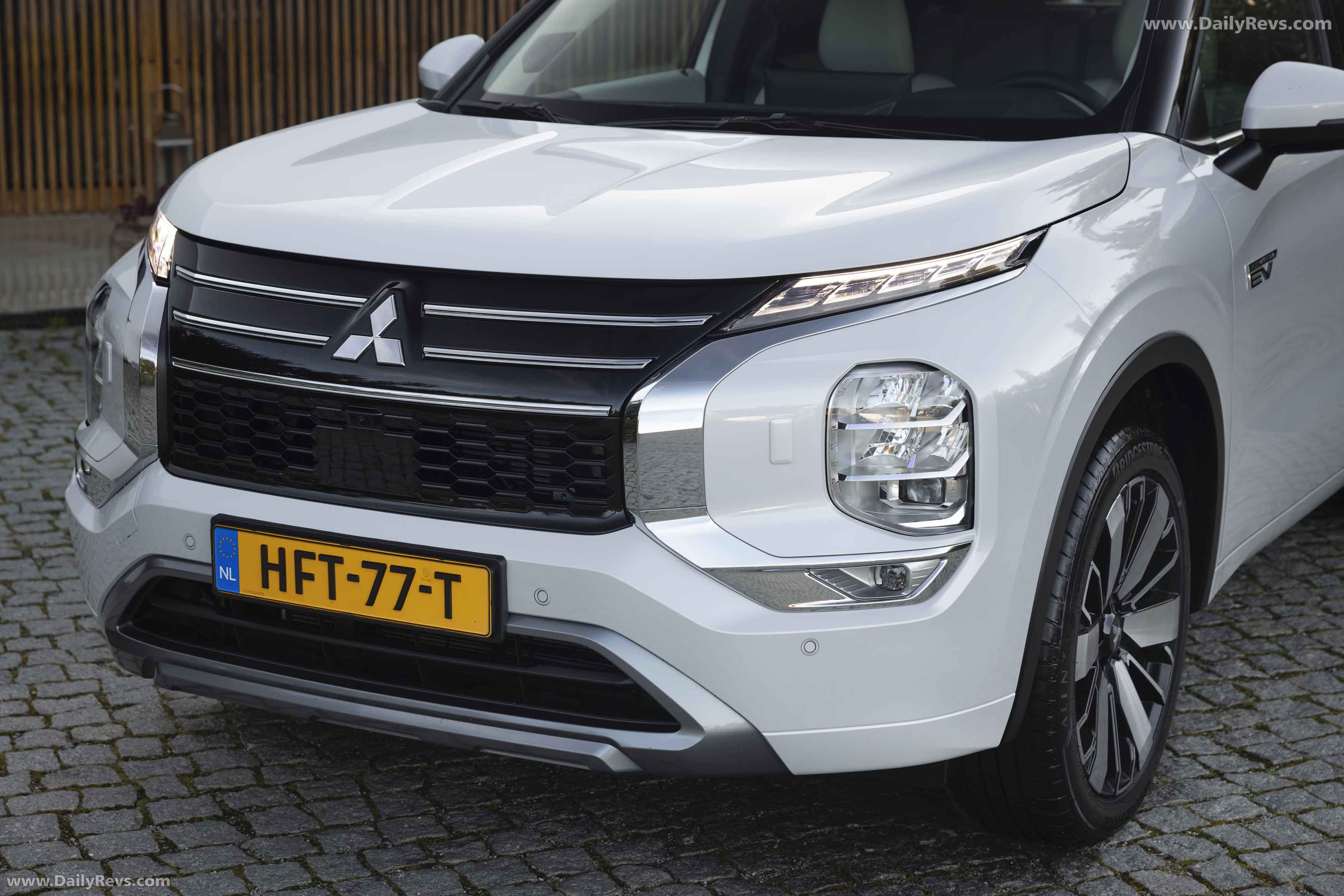 2025 Mitsubishi Outlander PHEV White Diamond Exterior