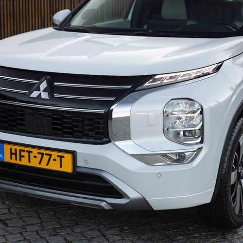 2025 Mitsubishi Outlander PHEV White Diamond Exterior
