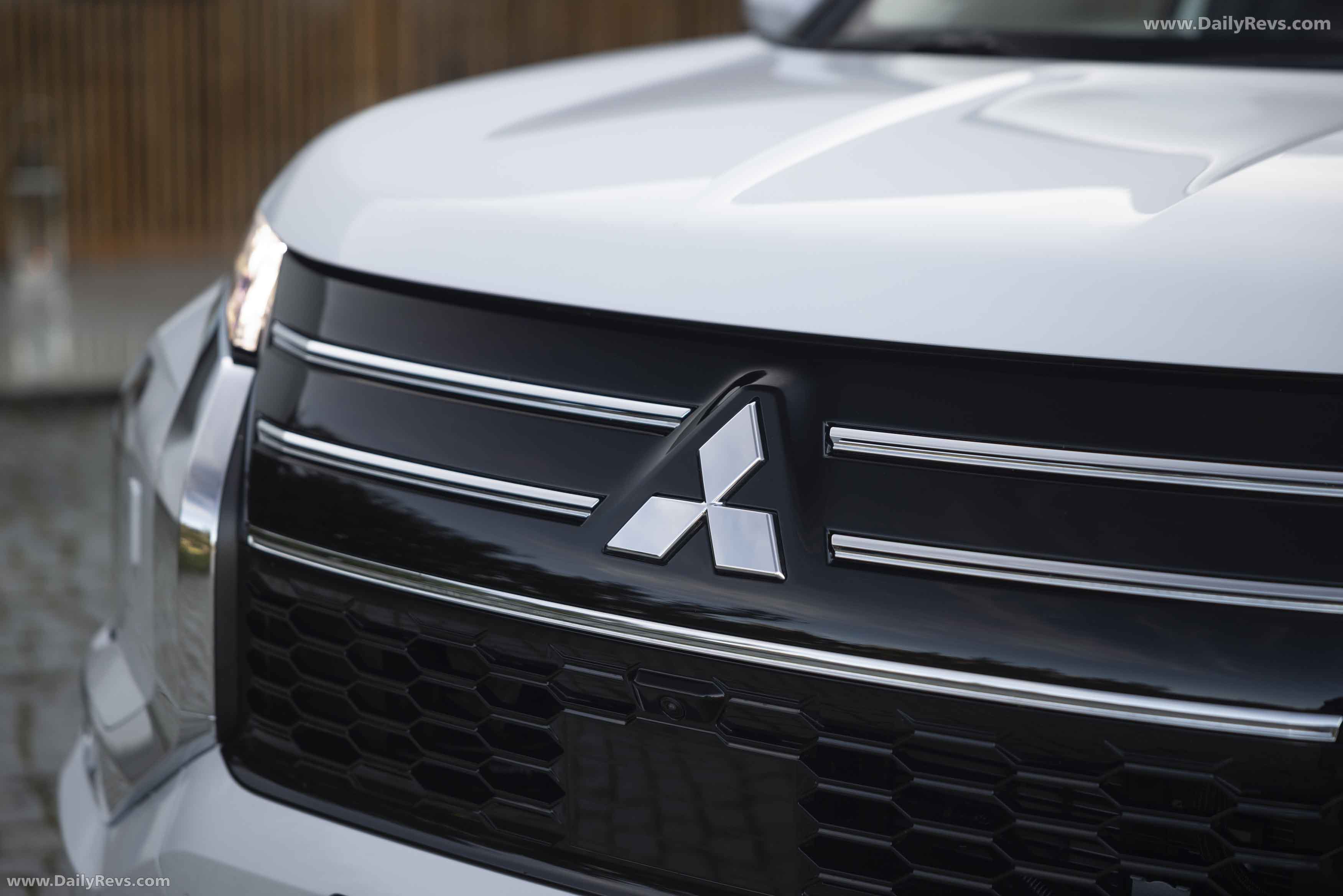 2025 Mitsubishi Outlander PHEV White Diamond Exterior