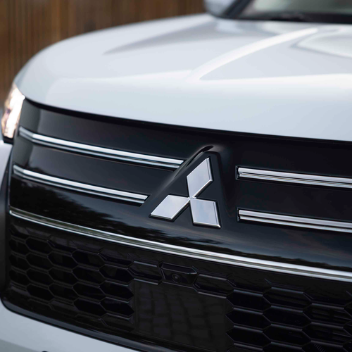 2025 Mitsubishi Outlander PHEV White Diamond Exterior