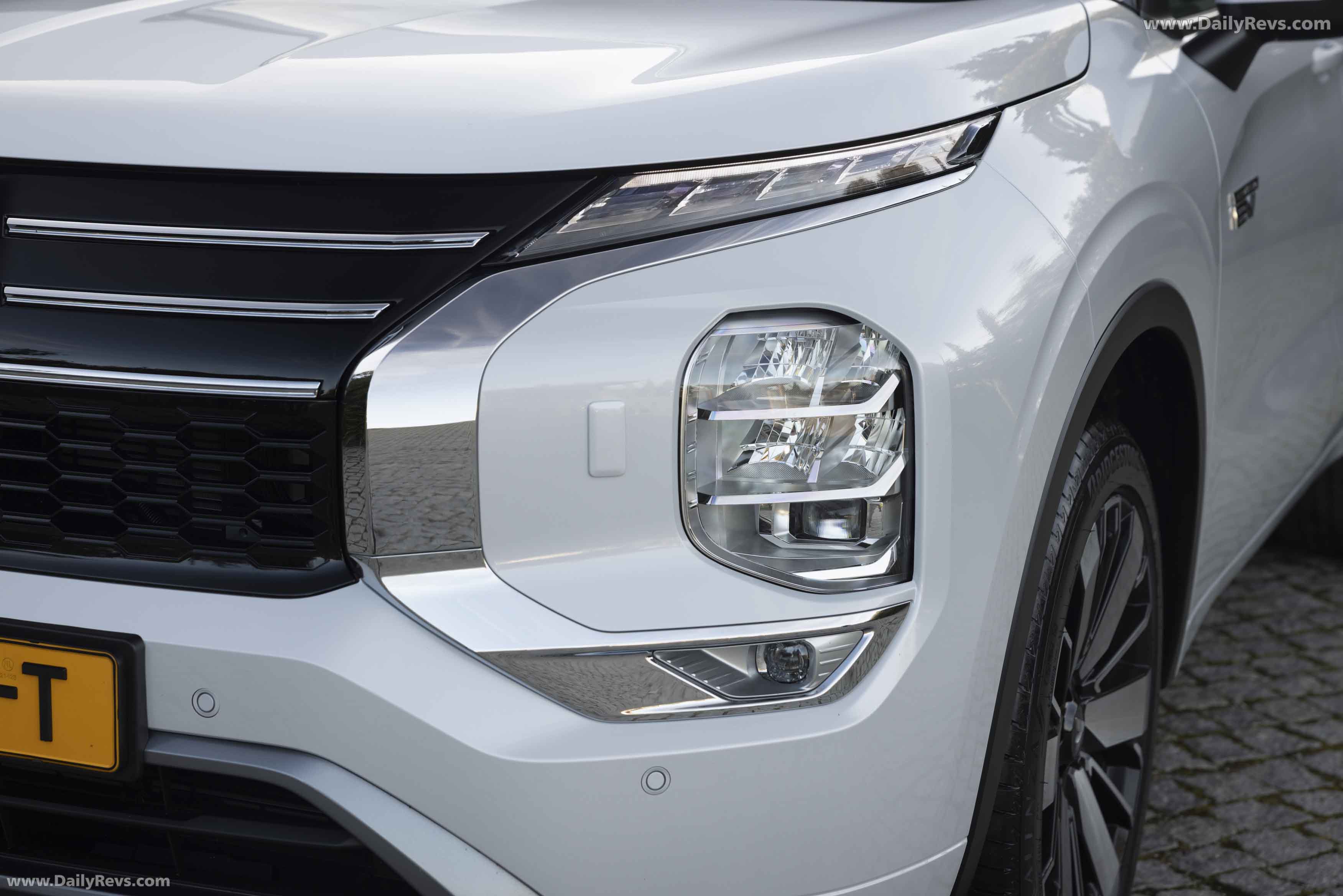 2025 Mitsubishi Outlander PHEV White Diamond Exterior
