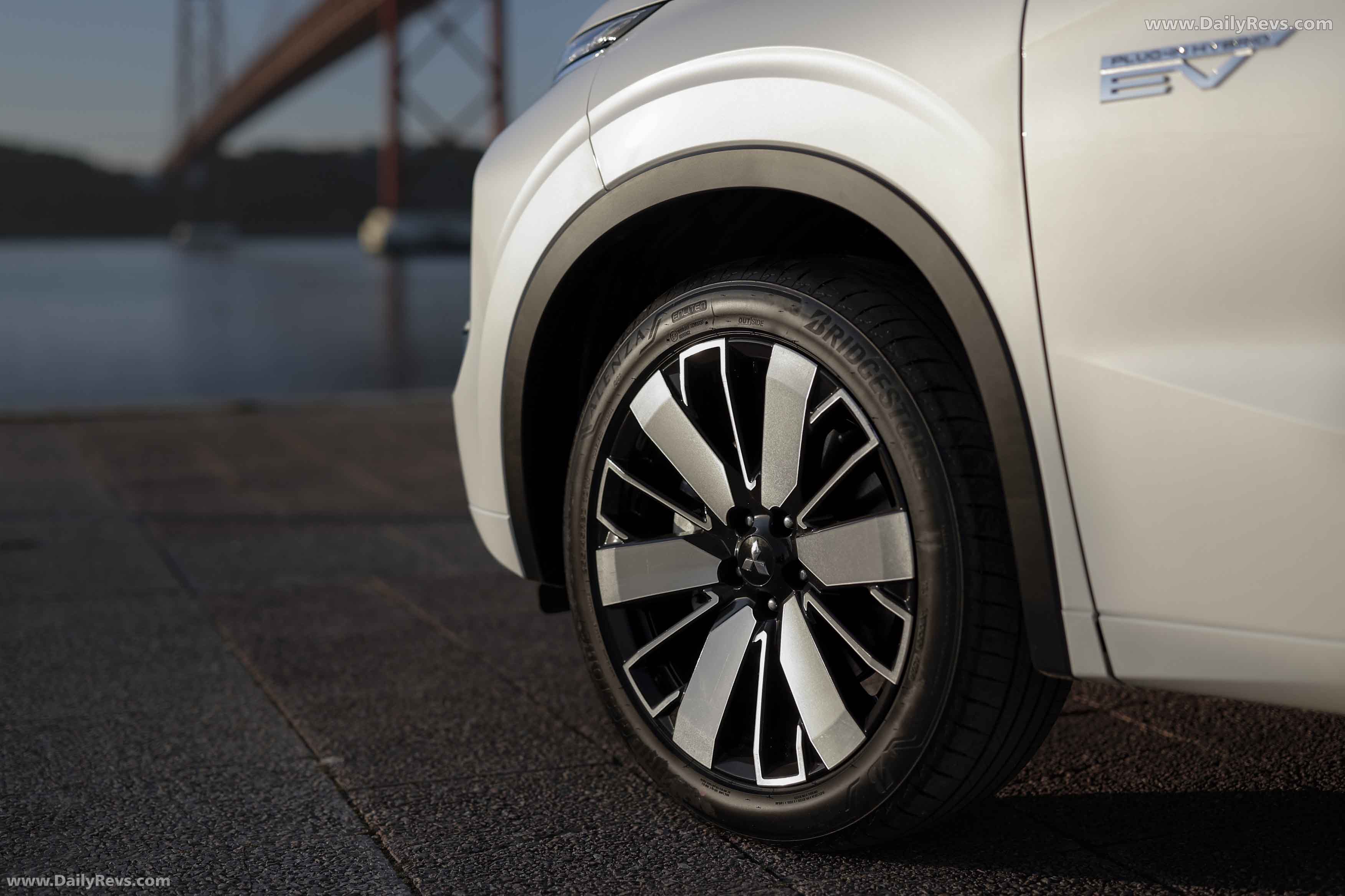 2025 Mitsubishi Outlander PHEV White Diamond Exterior