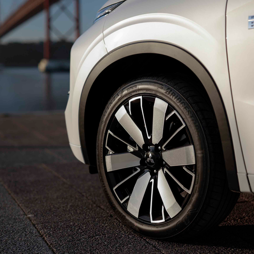 2025 Mitsubishi Outlander PHEV White Diamond Exterior