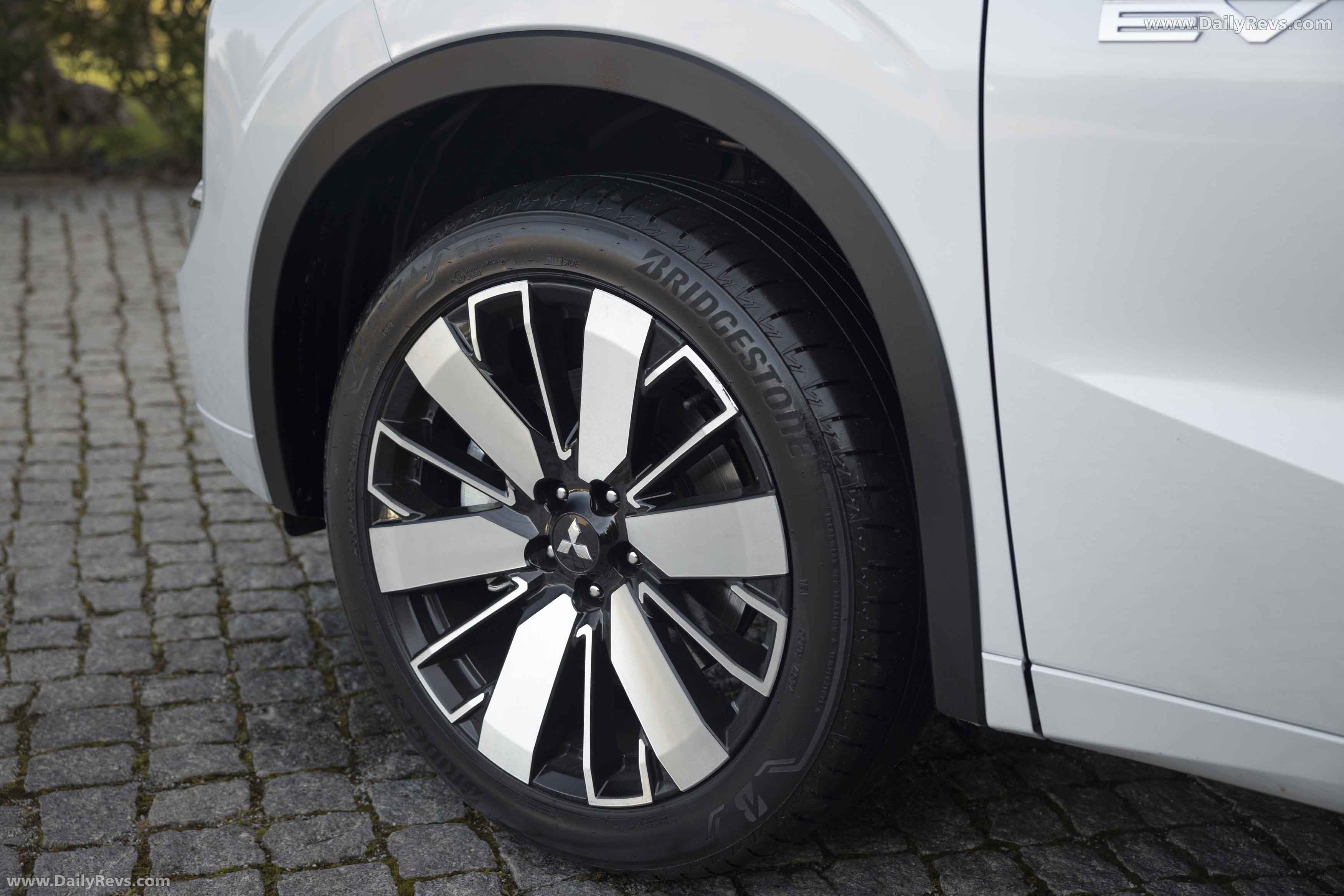 2025 Mitsubishi Outlander PHEV White Diamond Exterior
