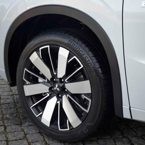 2025 Mitsubishi Outlander PHEV White Diamond Exterior