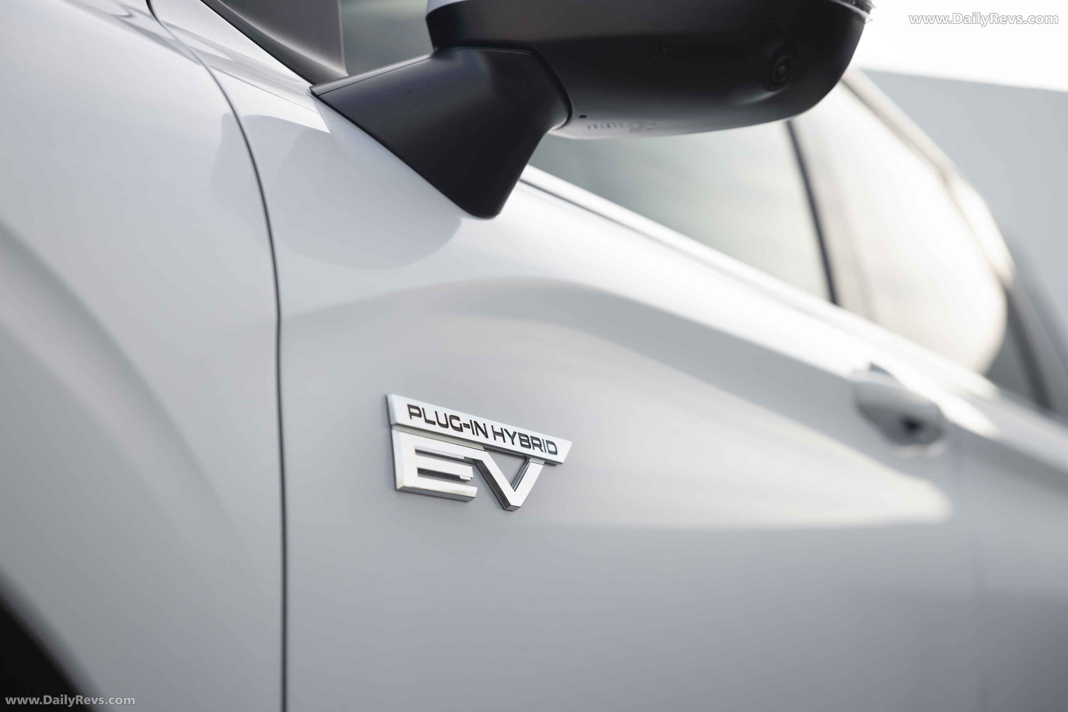 2025 Mitsubishi Outlander PHEV White Diamond Exterior