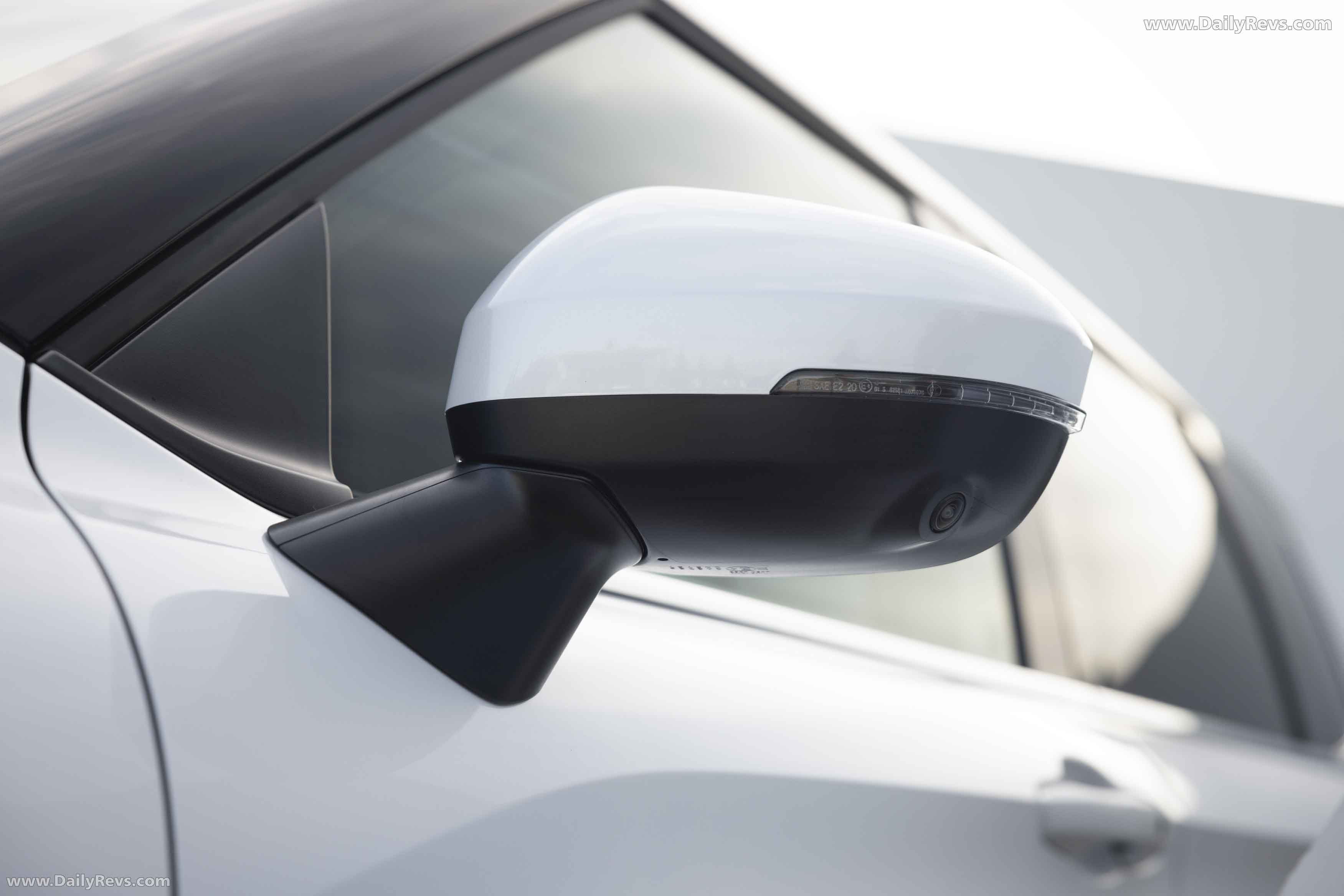 2025 Mitsubishi Outlander PHEV White Diamond Exterior