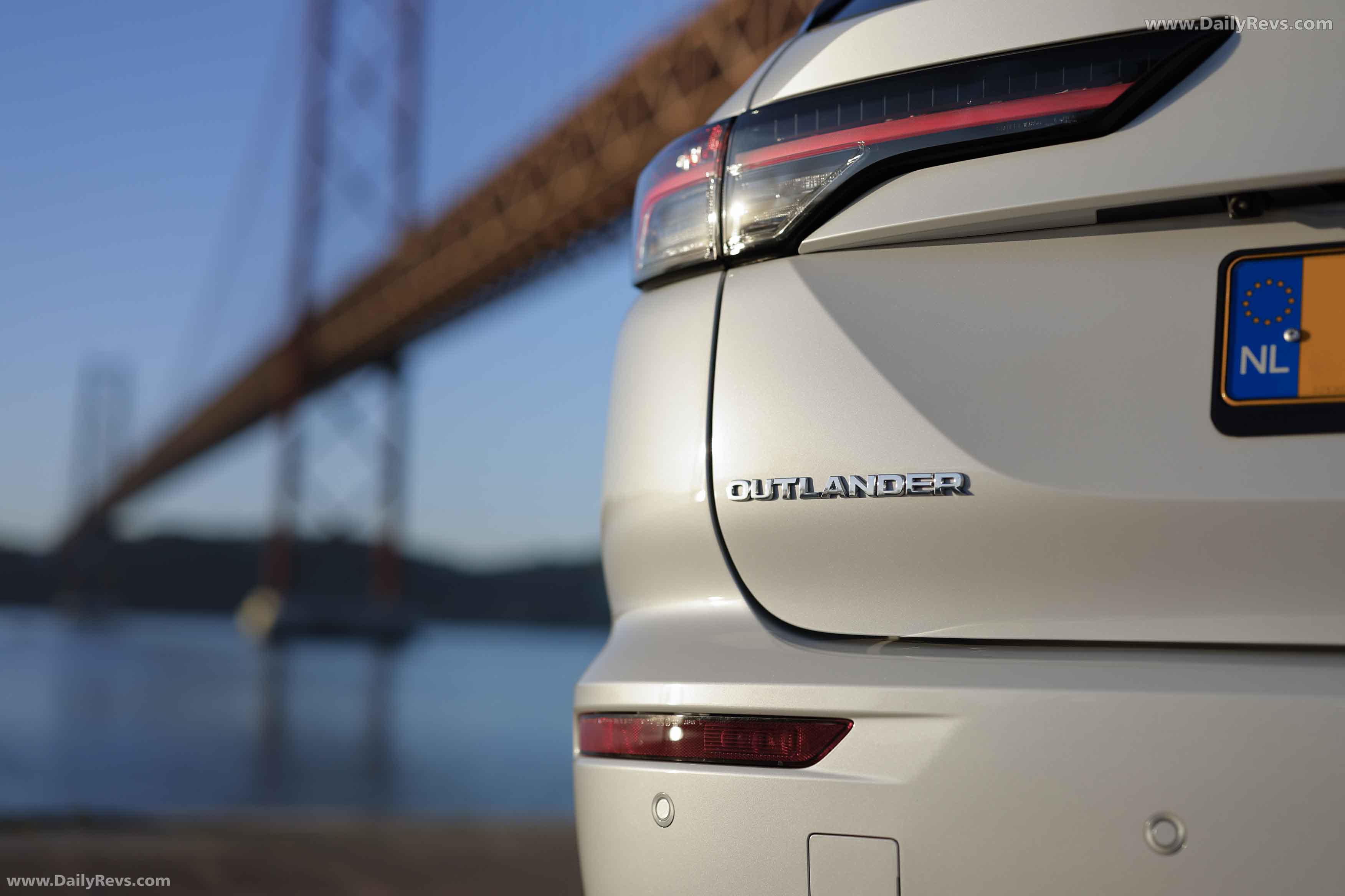 2025 Mitsubishi Outlander PHEV White Diamond Exterior