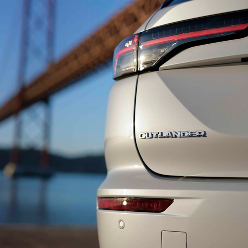2025 Mitsubishi Outlander PHEV White Diamond Exterior