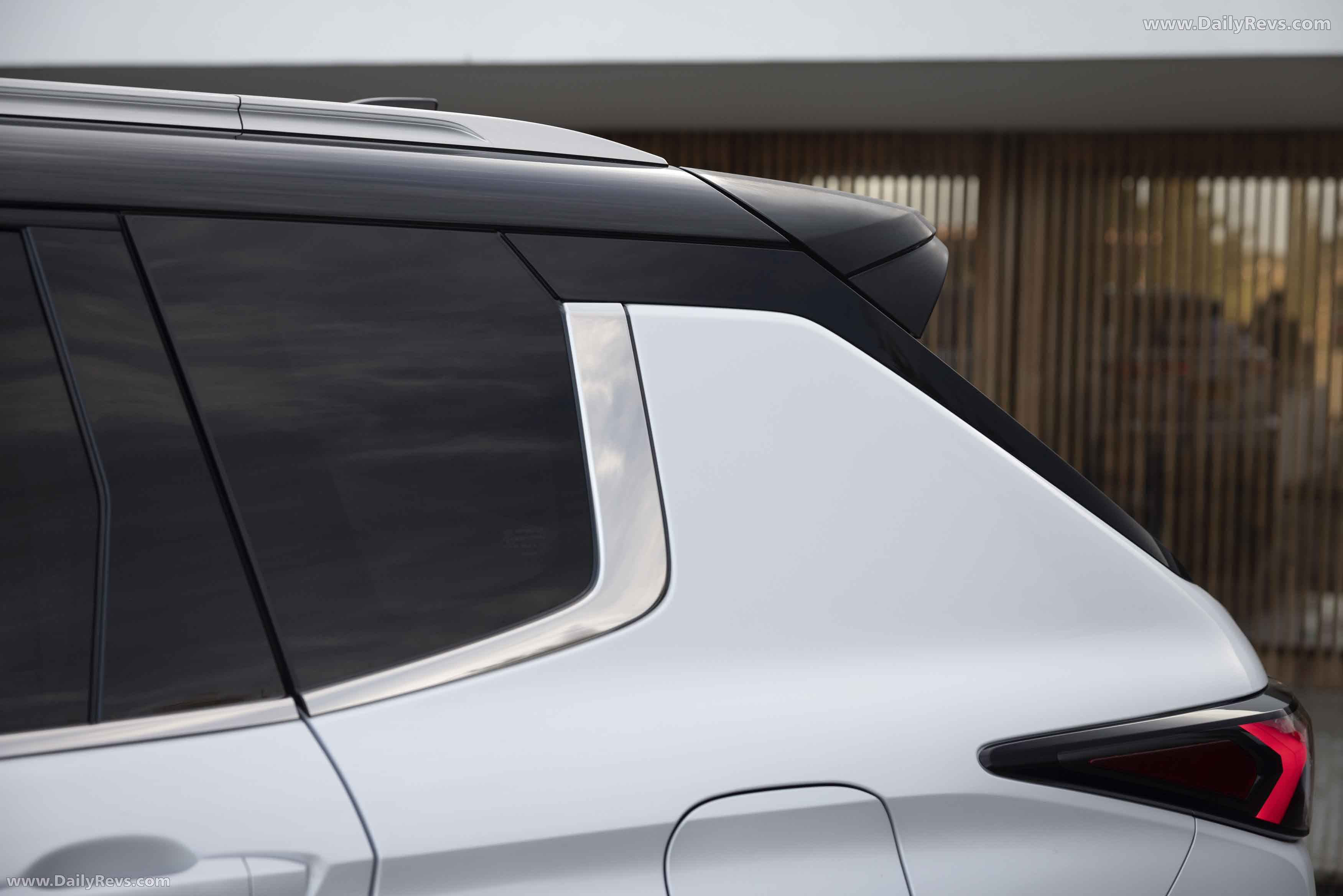 2025 Mitsubishi Outlander PHEV White Diamond Exterior