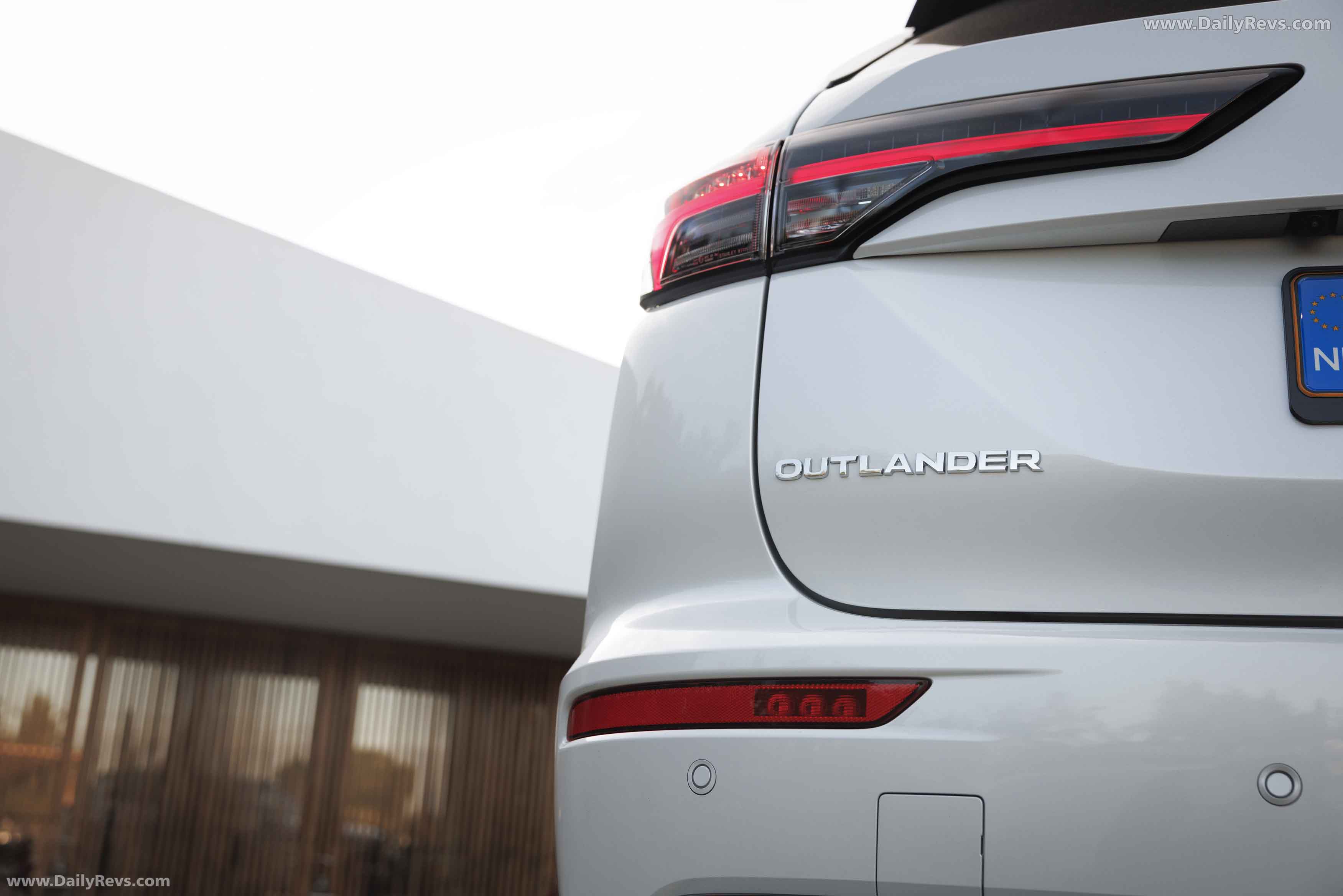 2025 Mitsubishi Outlander PHEV White Diamond Exterior