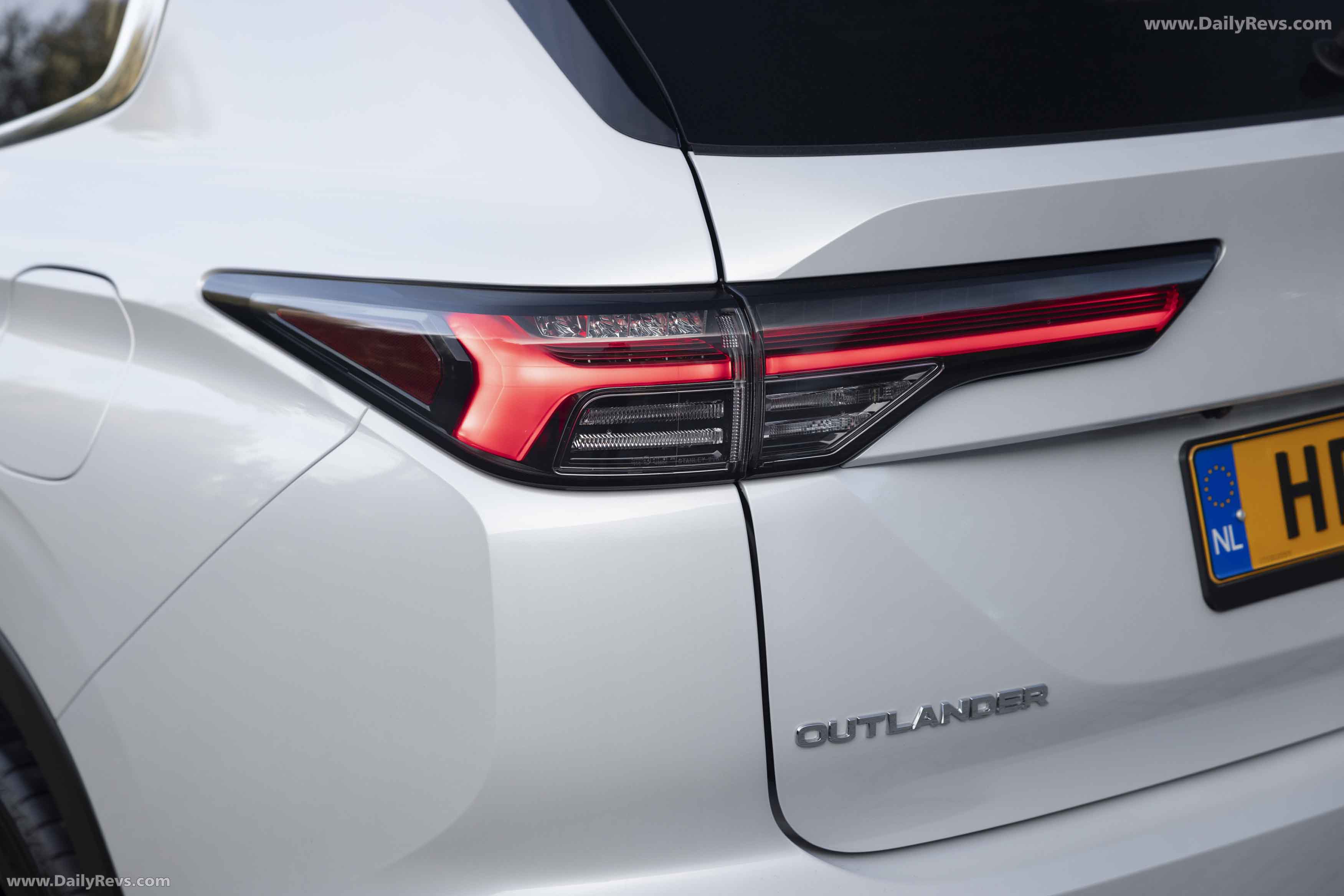 2025 Mitsubishi Outlander PHEV White Diamond Exterior
