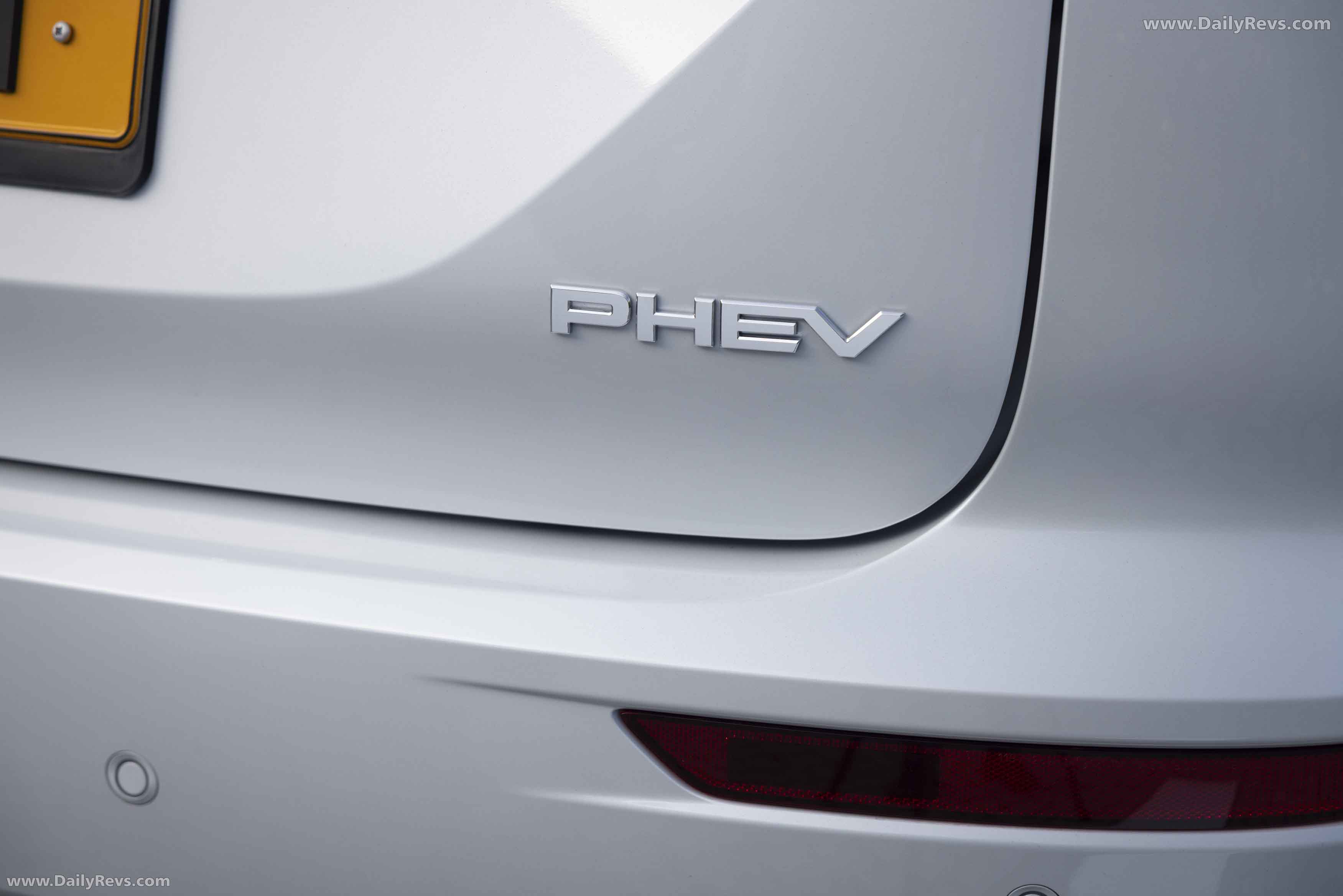 2025 Mitsubishi Outlander PHEV White Diamond Exterior