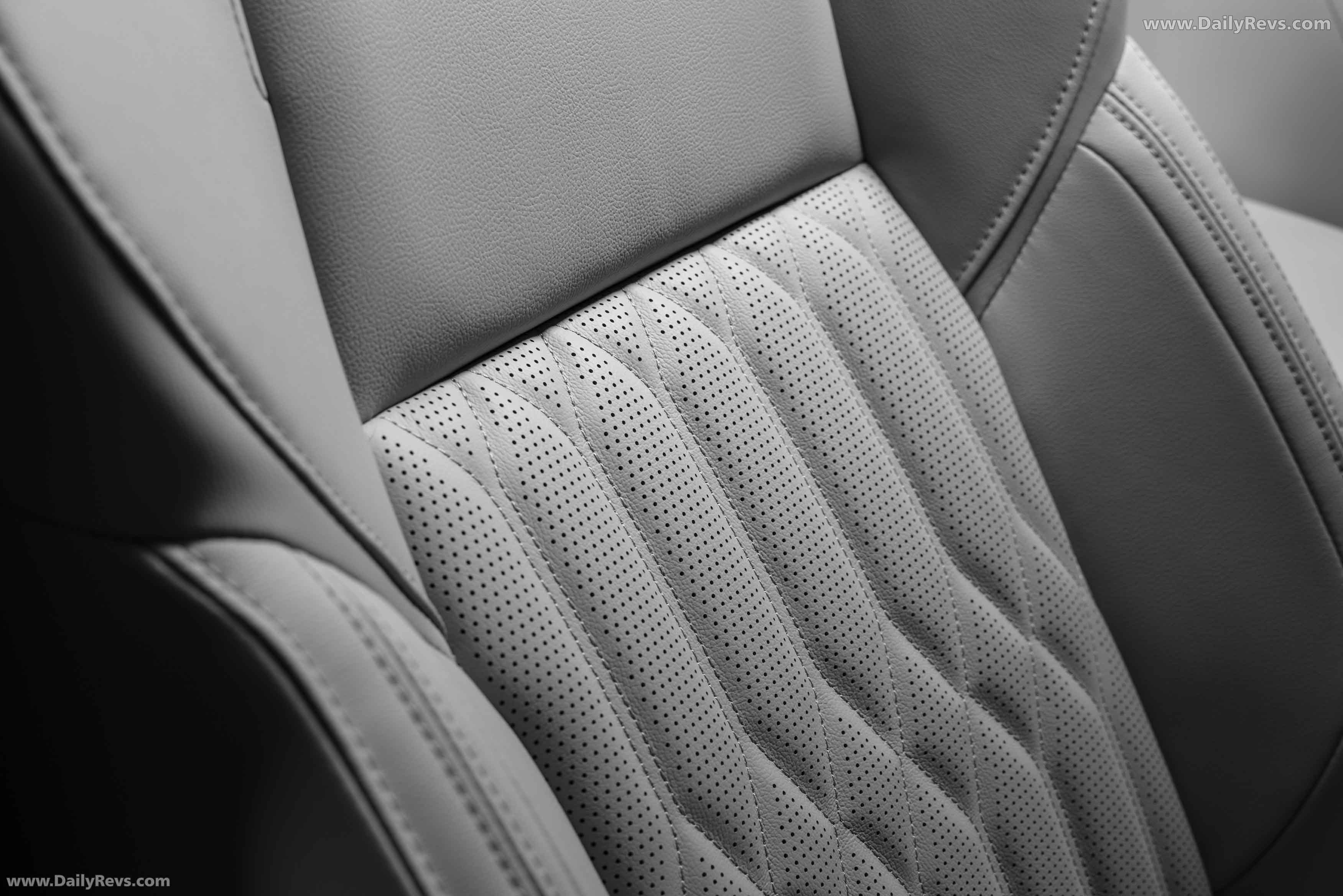2025 Mitsubishi Outlander PHEV White Diamond Interior
