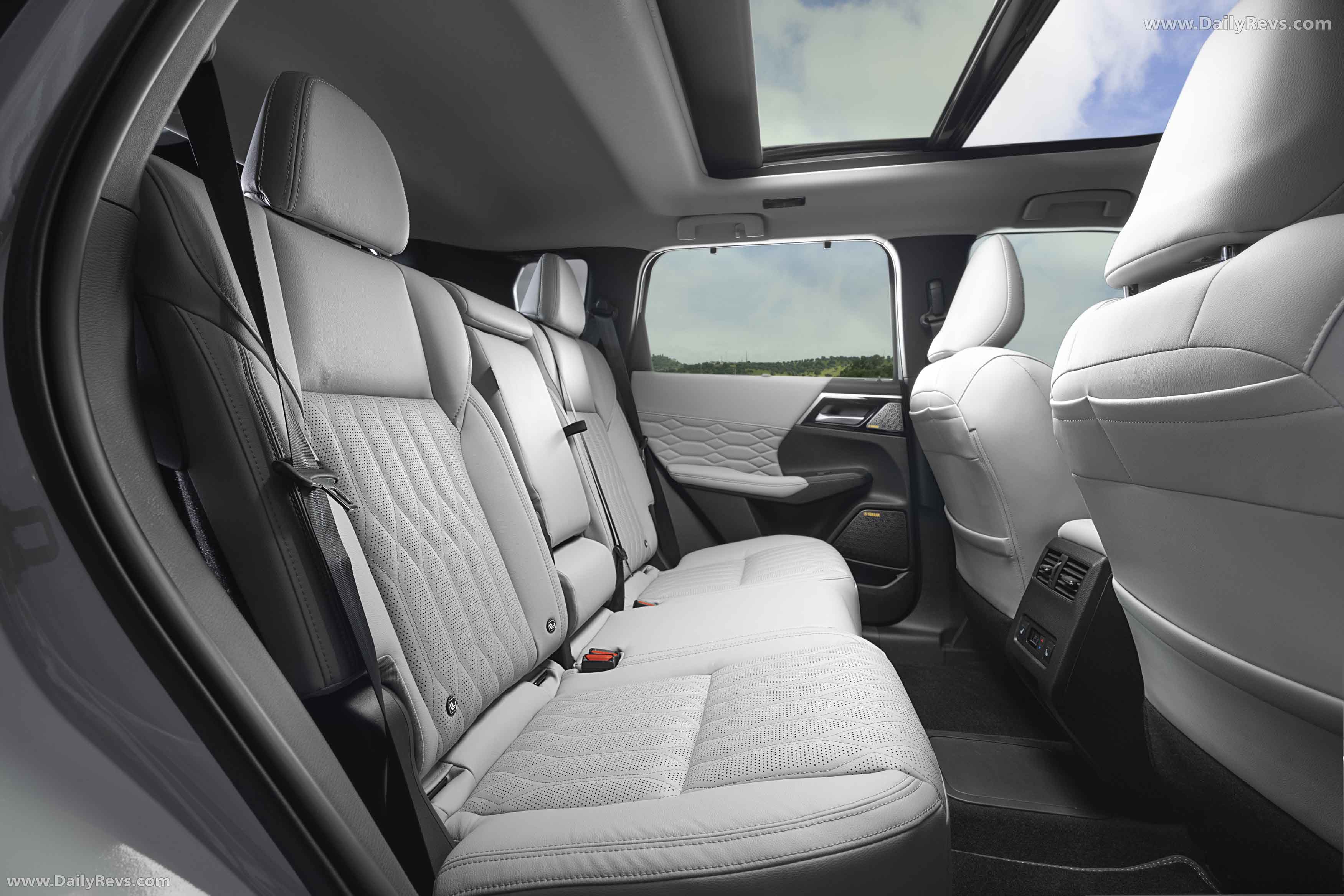 2025 Mitsubishi Outlander PHEV White Diamond Interior
