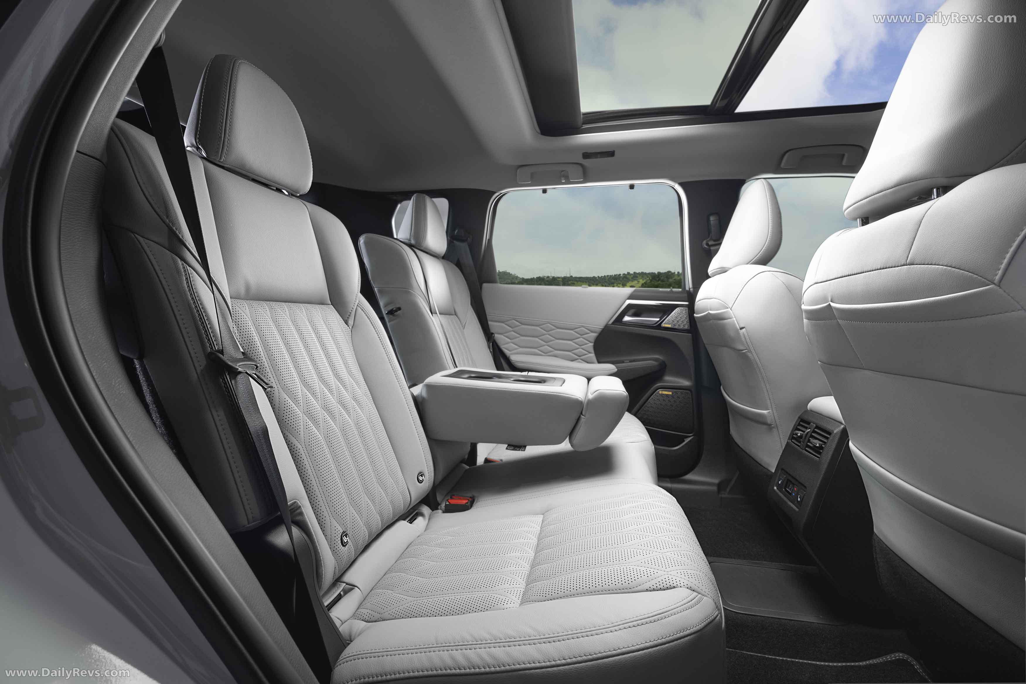 2025 Mitsubishi Outlander PHEV White Diamond Interior