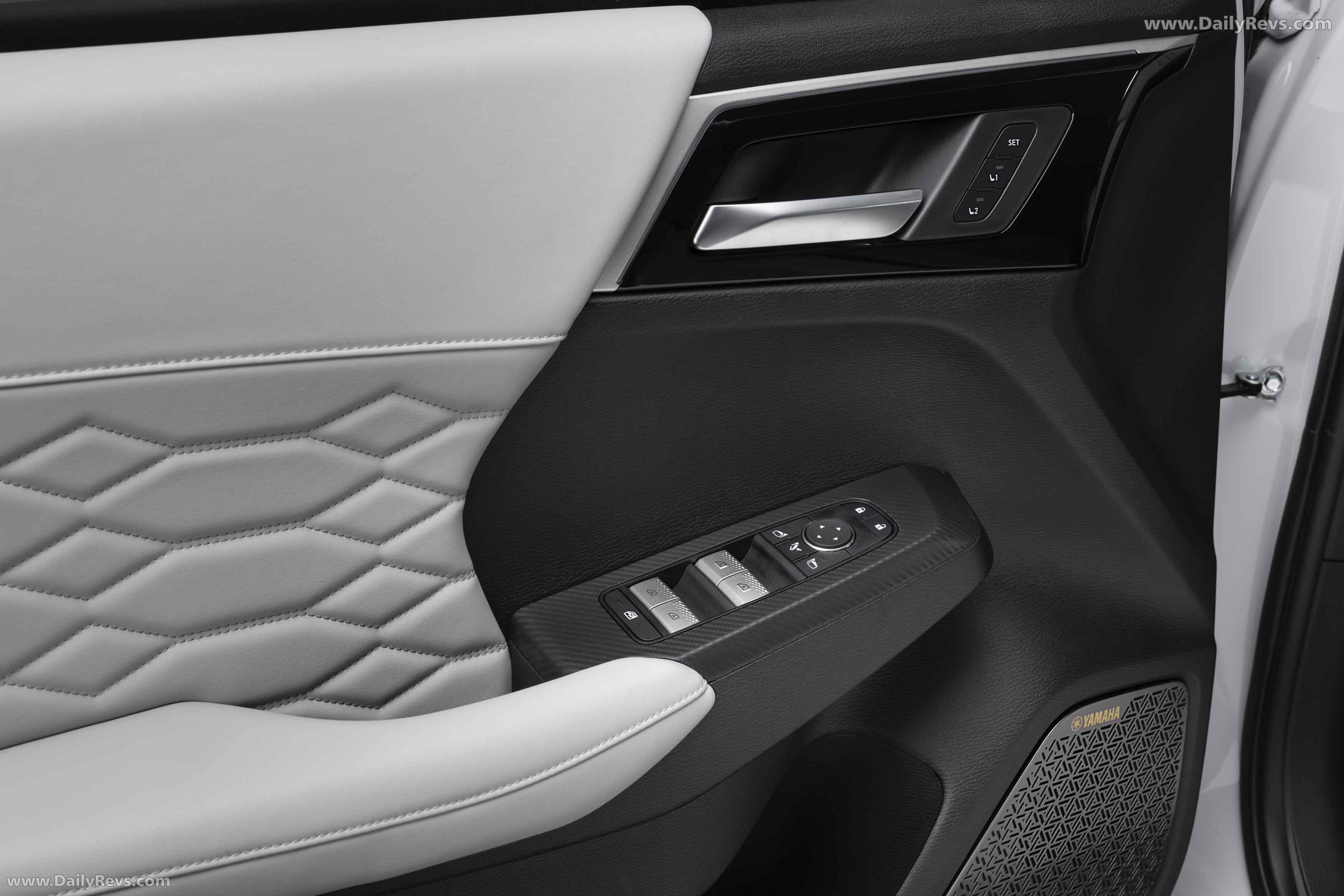 2025 Mitsubishi Outlander PHEV White Diamond Interior