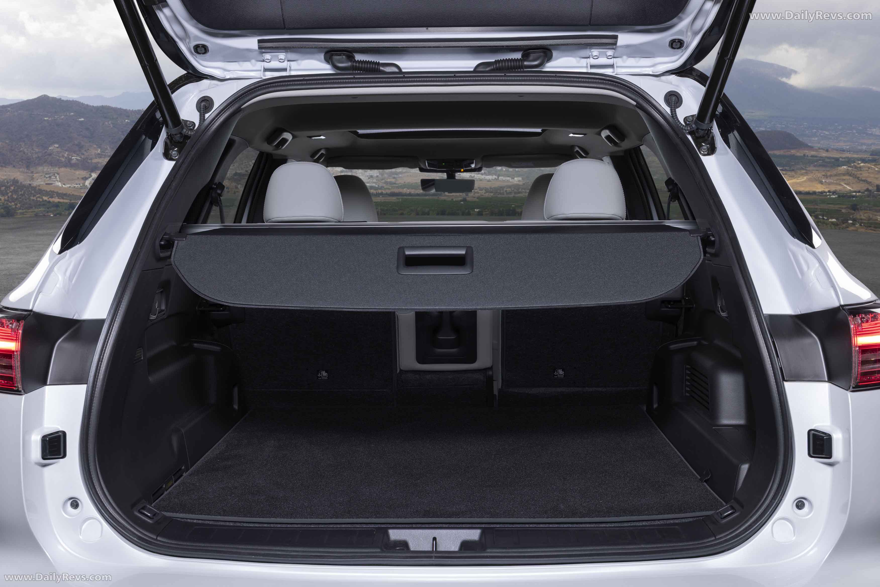 2025 Mitsubishi Outlander PHEV White Diamond Interior