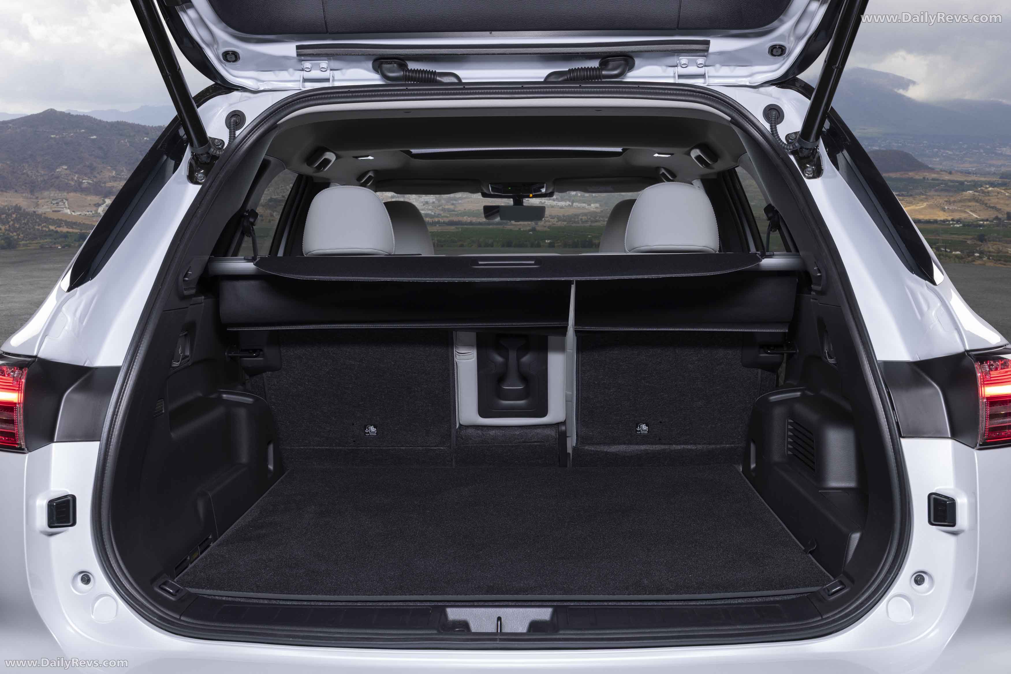 2025 Mitsubishi Outlander PHEV White Diamond Interior