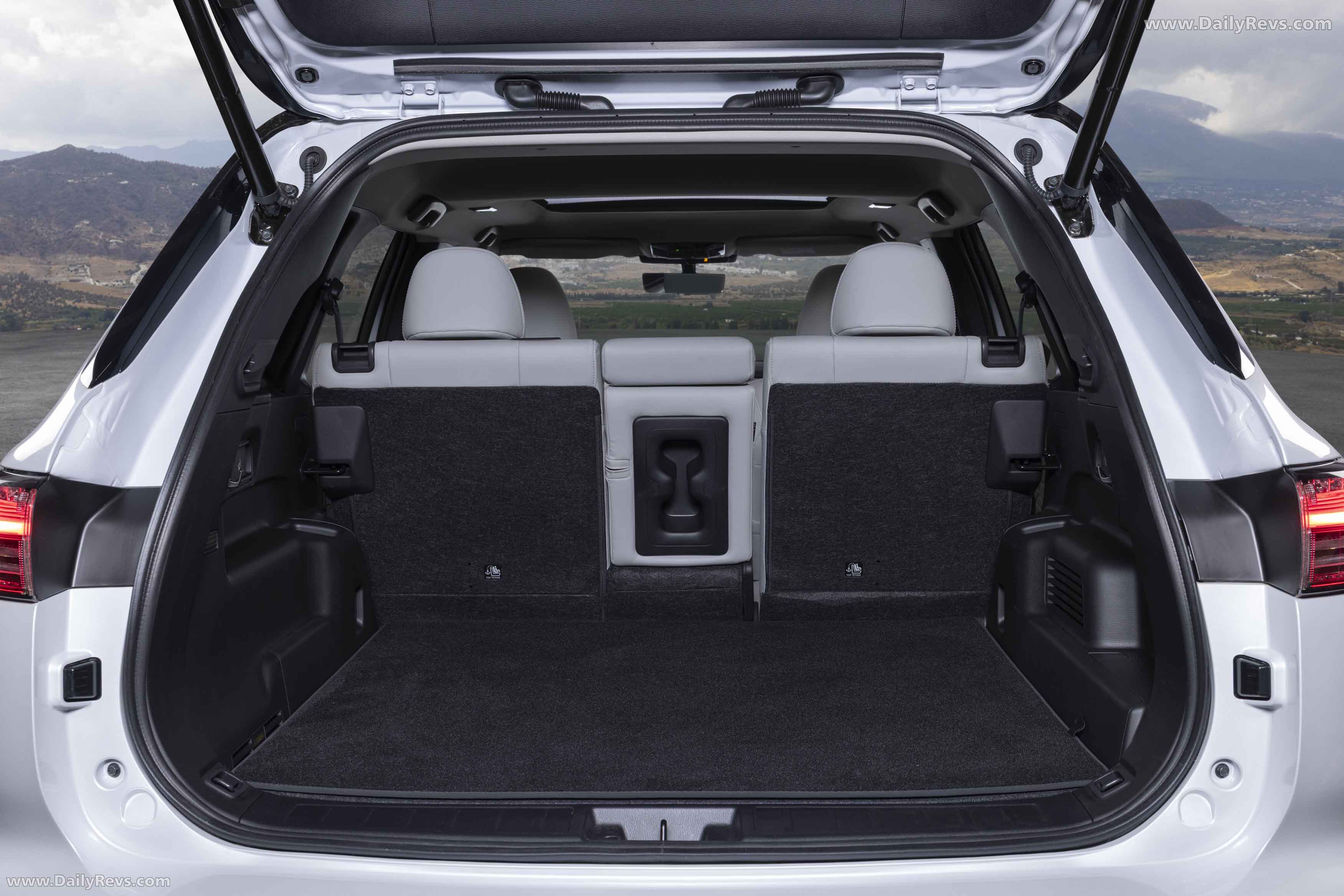 2025 Mitsubishi Outlander PHEV White Diamond Interior