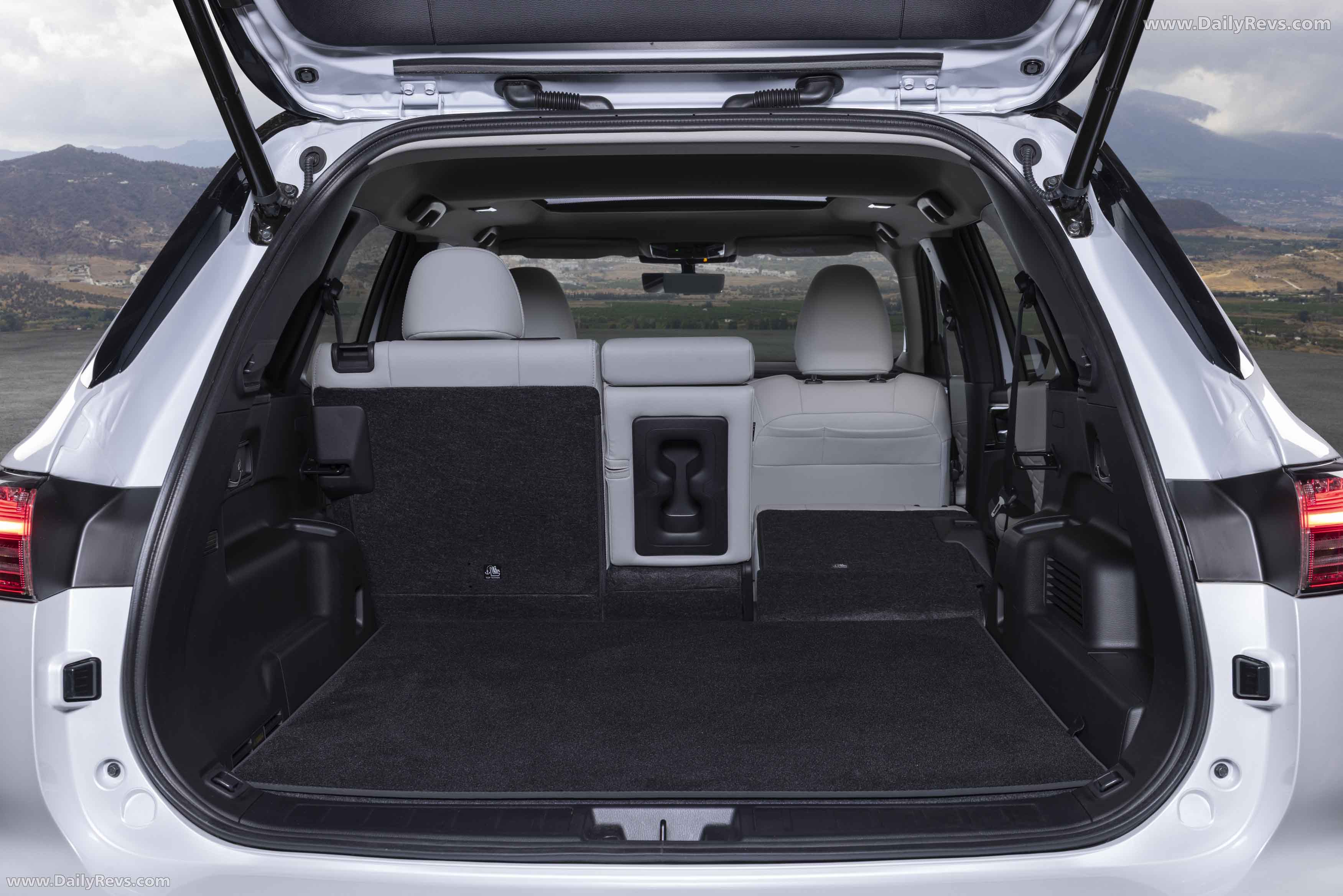 2025 Mitsubishi Outlander PHEV White Diamond Interior