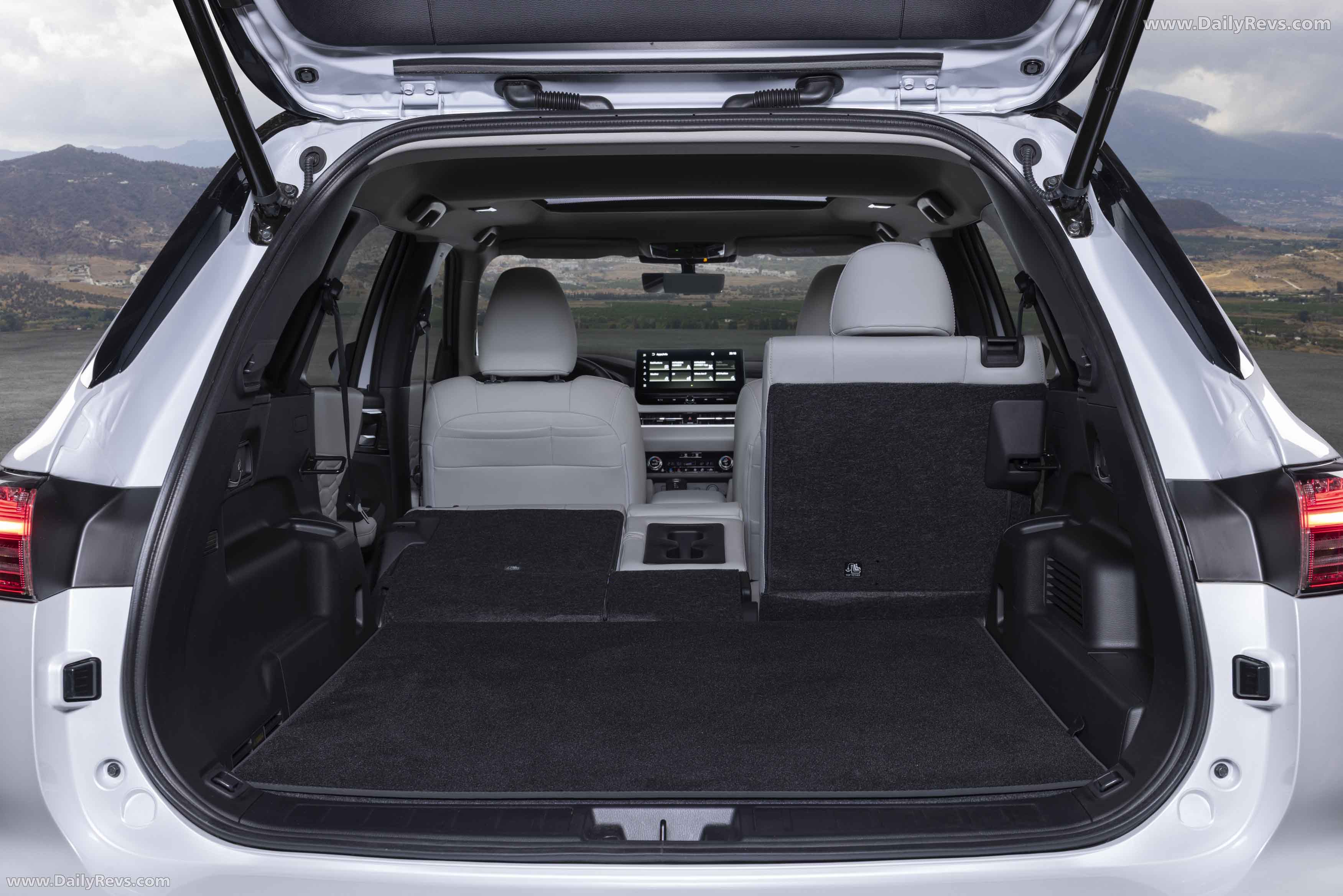 2025 Mitsubishi Outlander PHEV White Diamond Interior