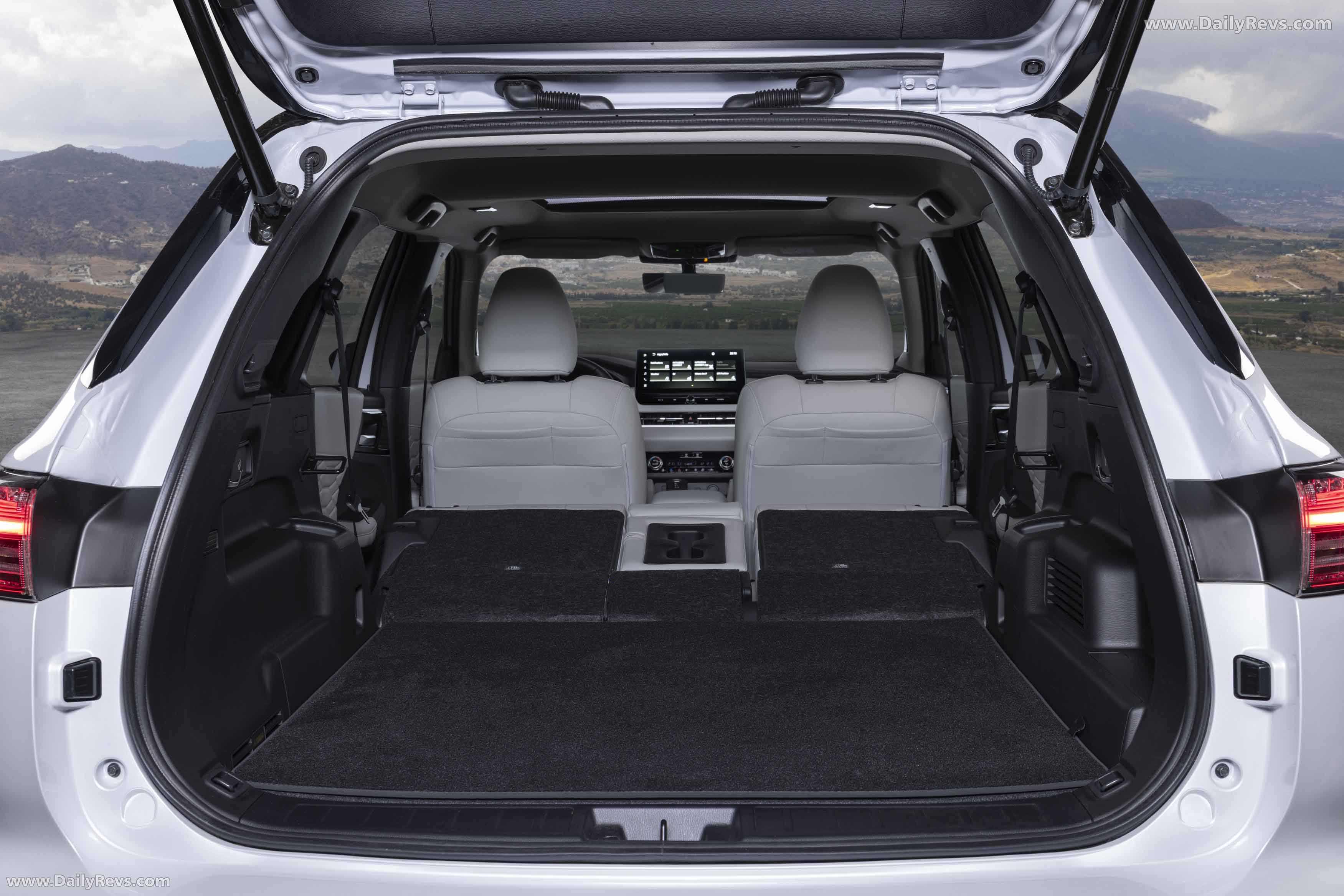 2025 Mitsubishi Outlander PHEV White Diamond Interior