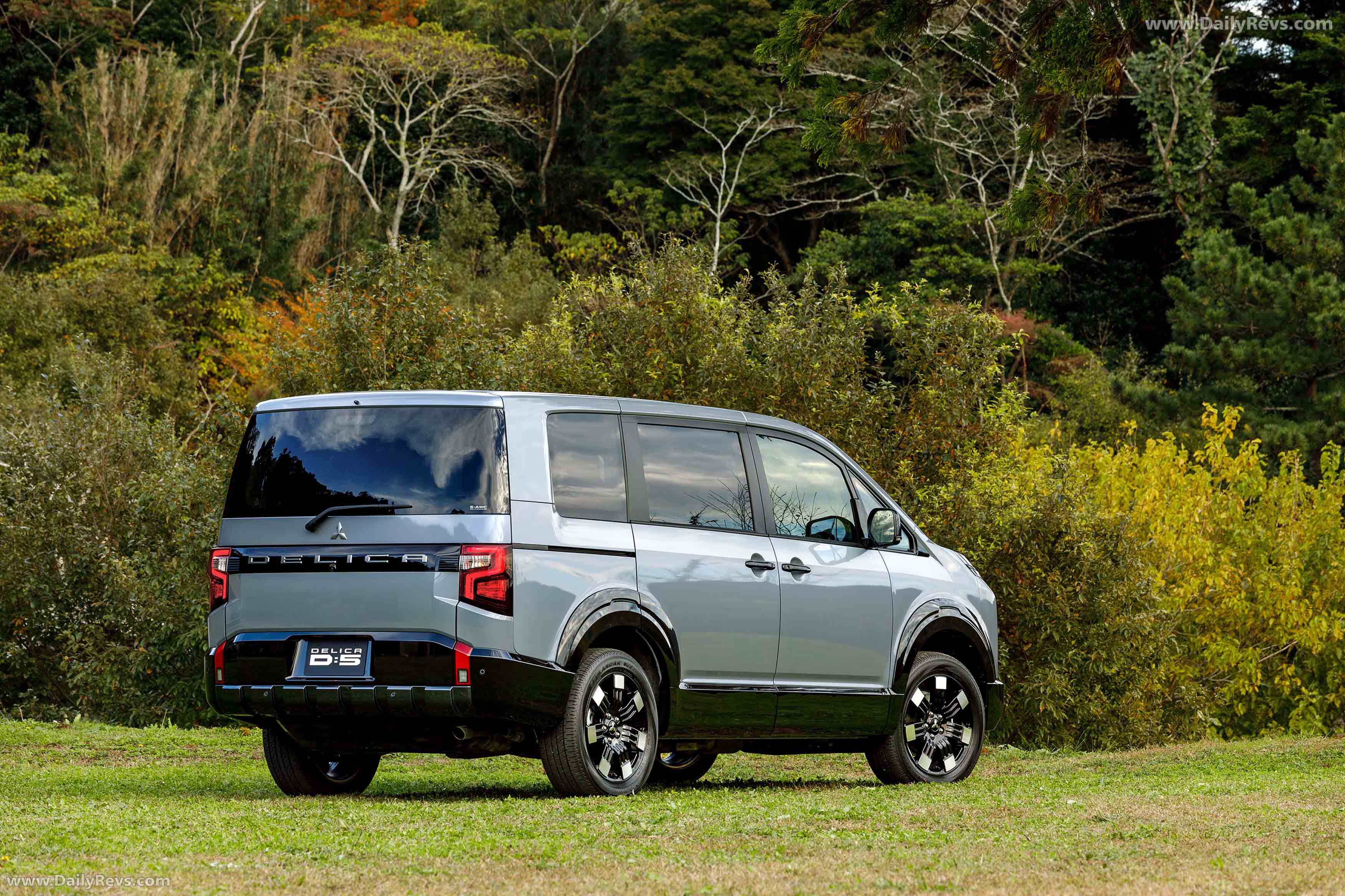 2026 Mitsubishi Delica D5 Rear View