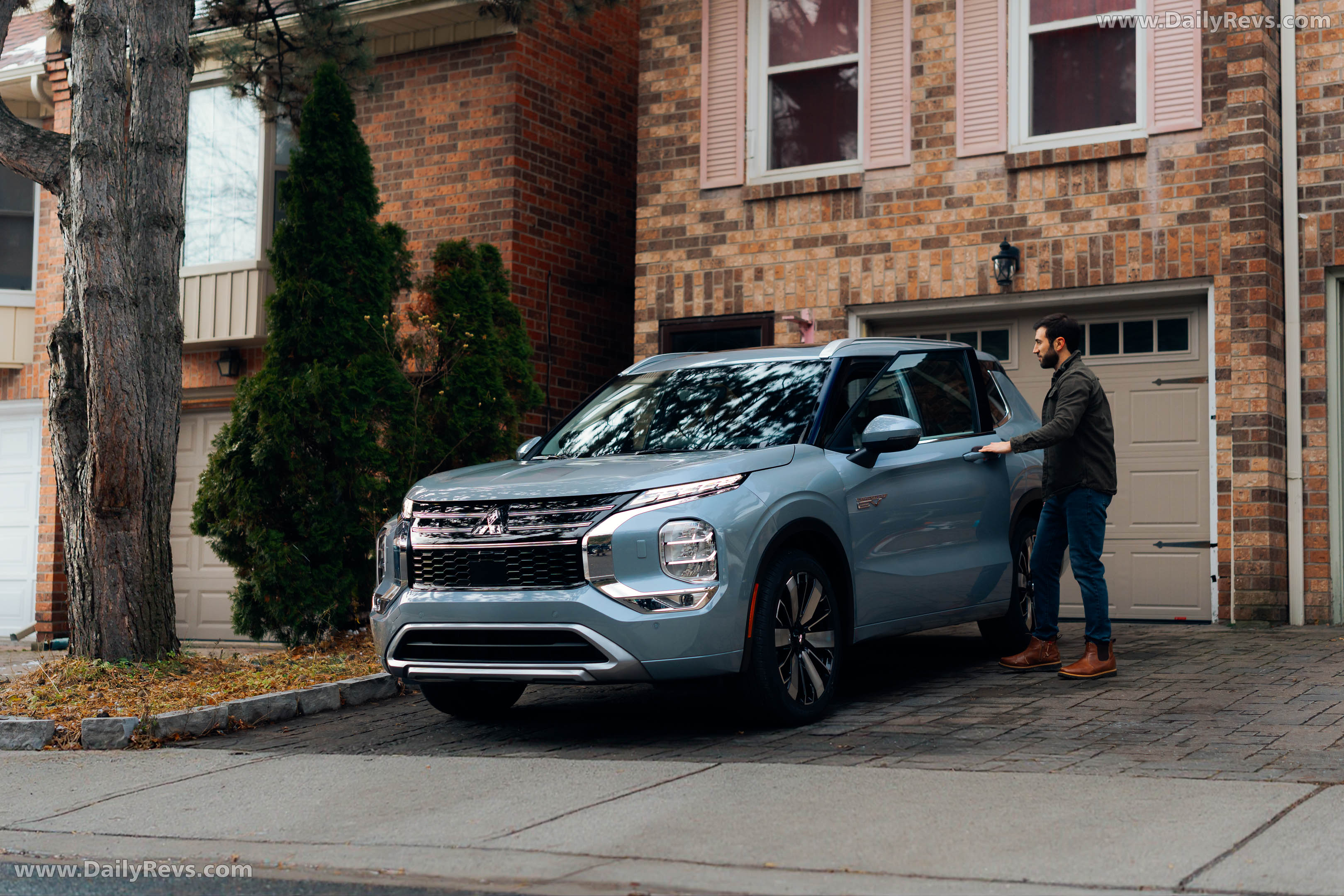 2026 Mitsubishi Outlander PHEV Front View