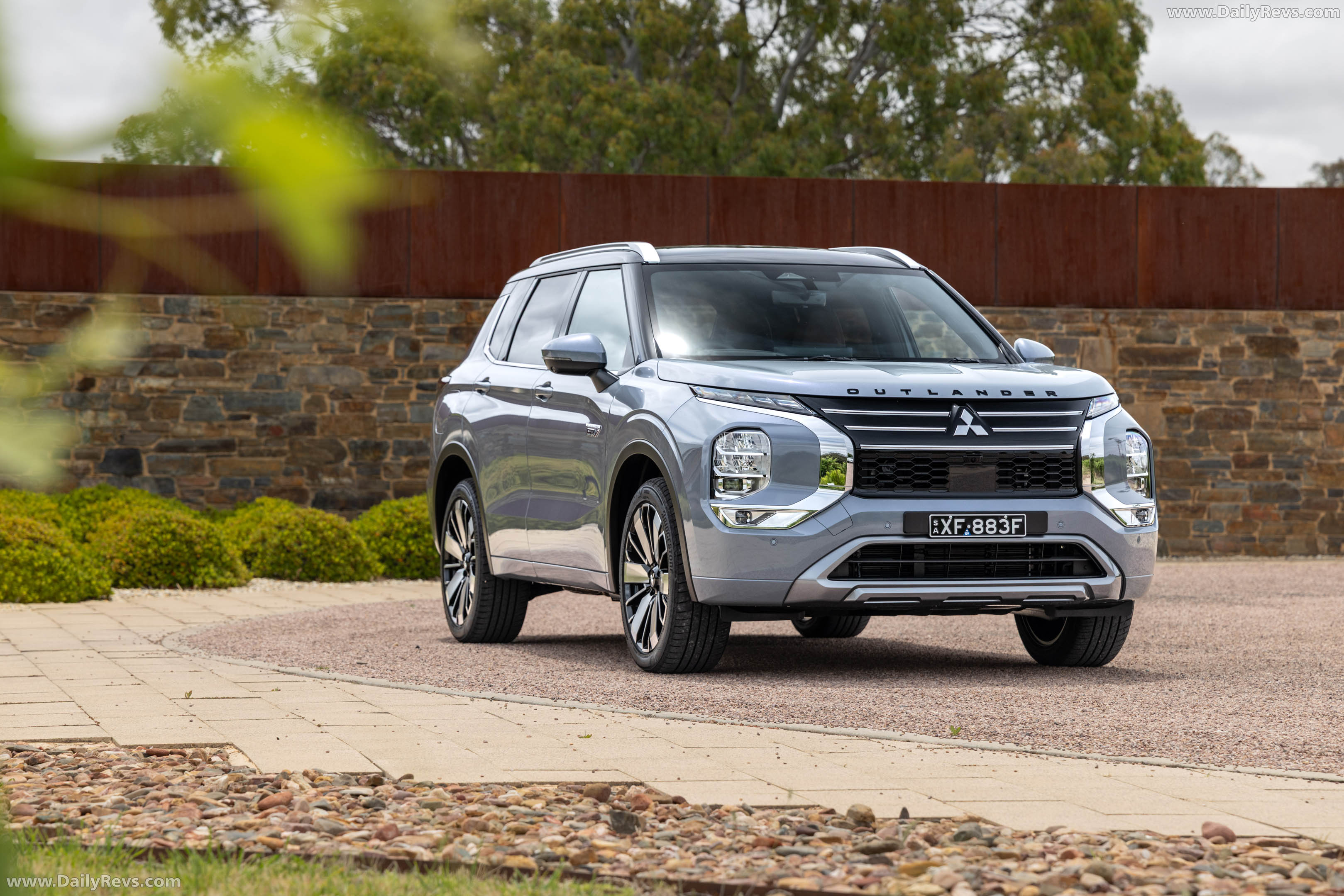 2026 Mitsubishi Outlander PHEV Australian Version Front View
