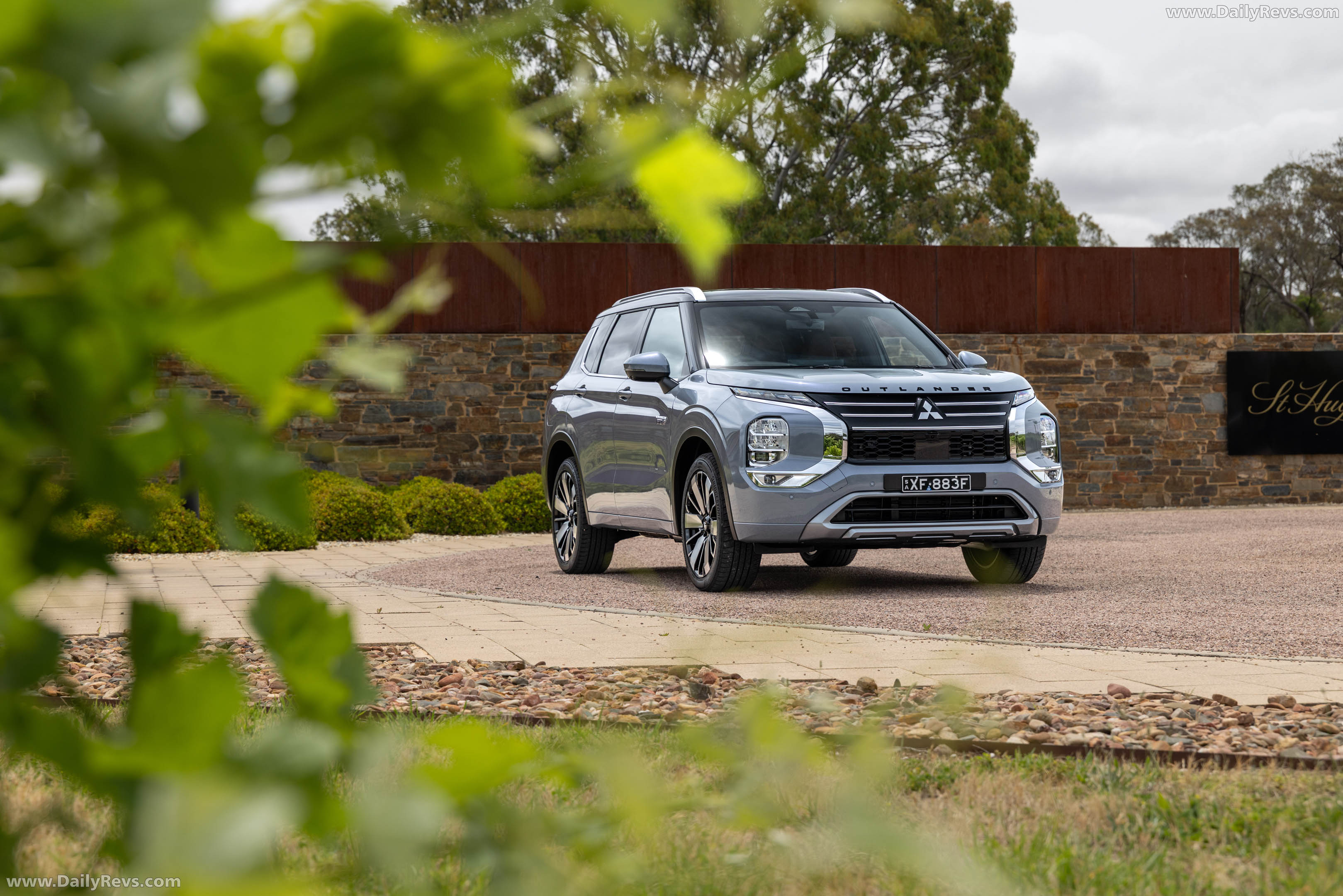 2026 Mitsubishi Outlander PHEV Australian Version Front View