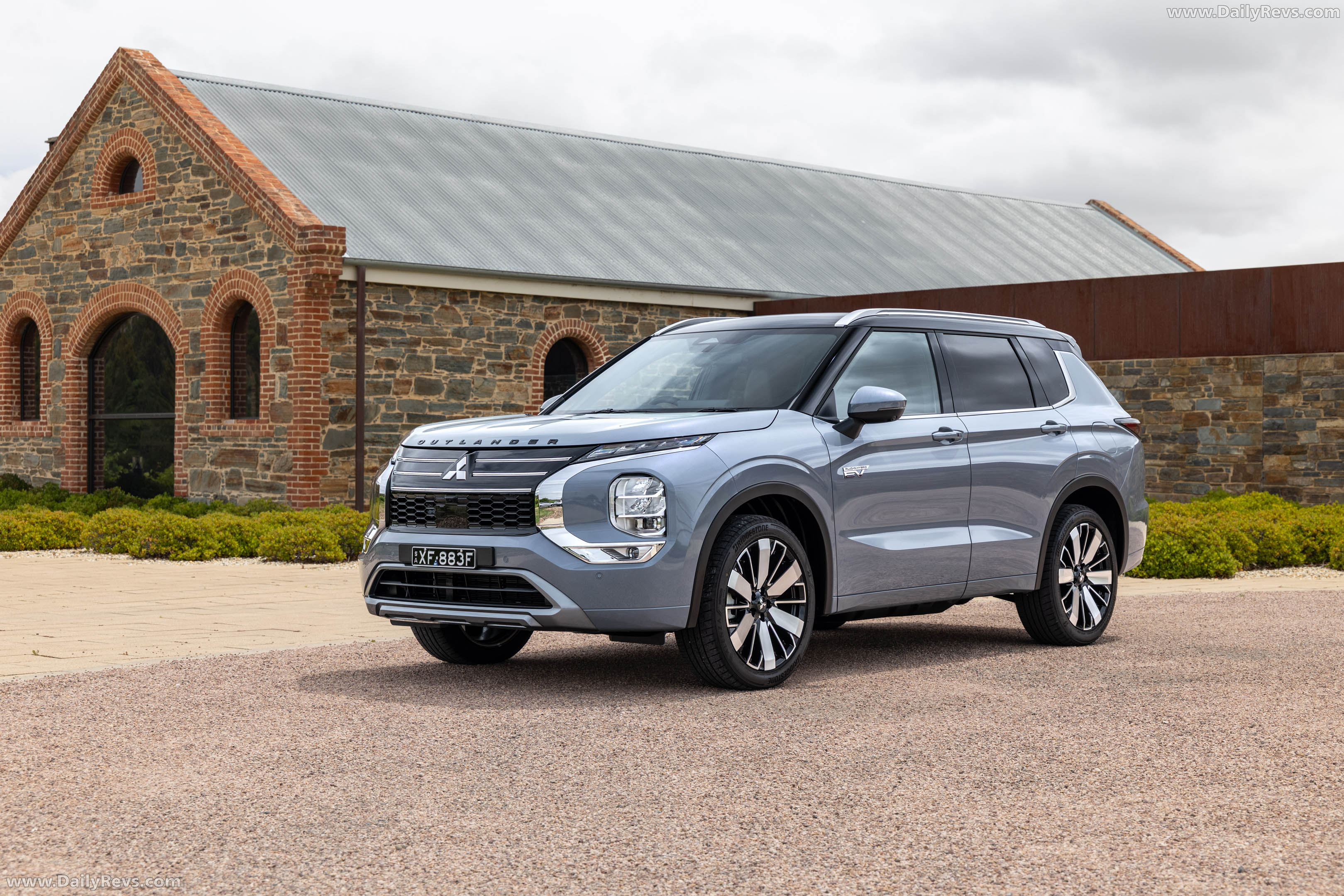 2026 Mitsubishi Outlander PHEV Australian Version Front View