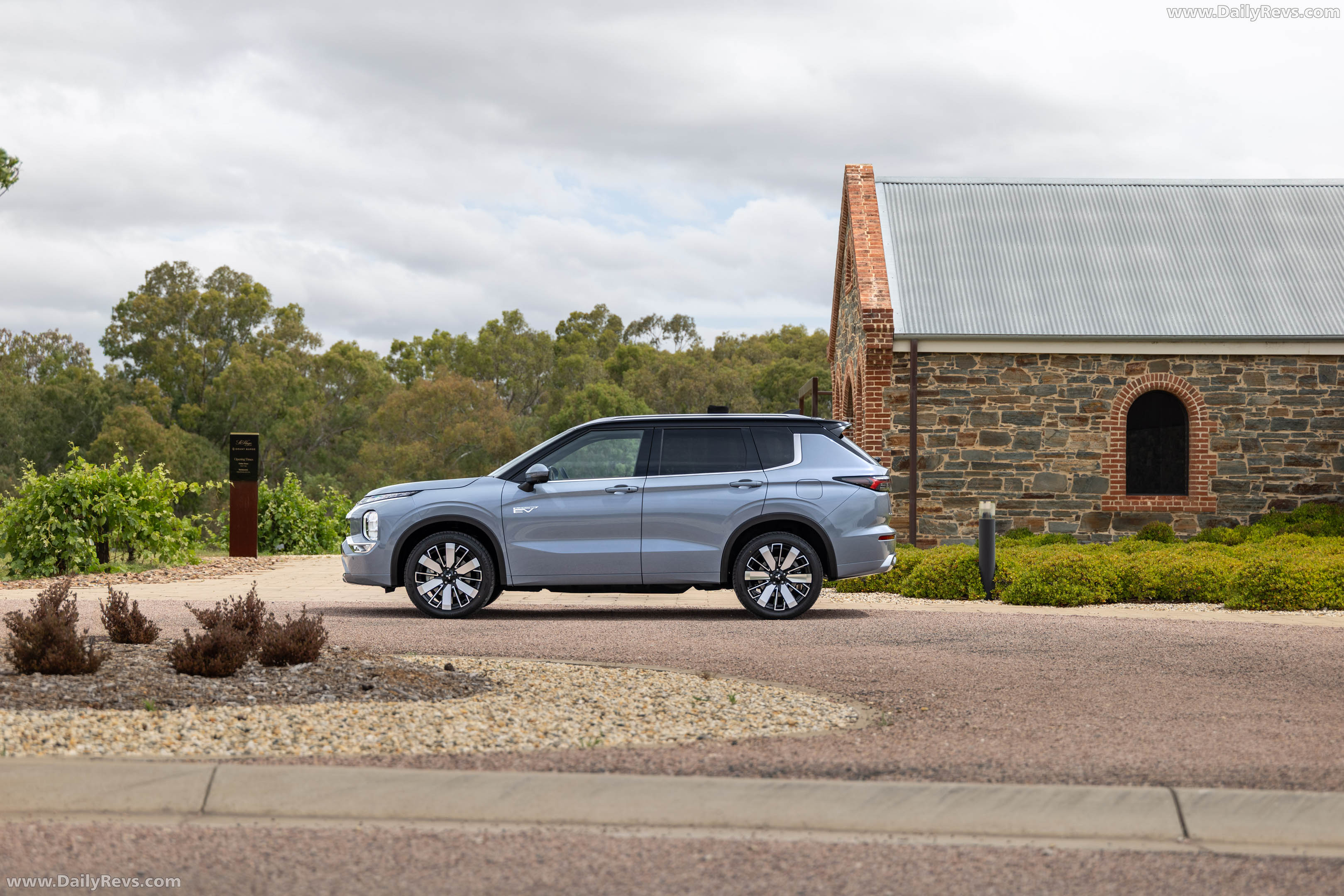 2026 Mitsubishi Outlander PHEV Australian Version Side View
