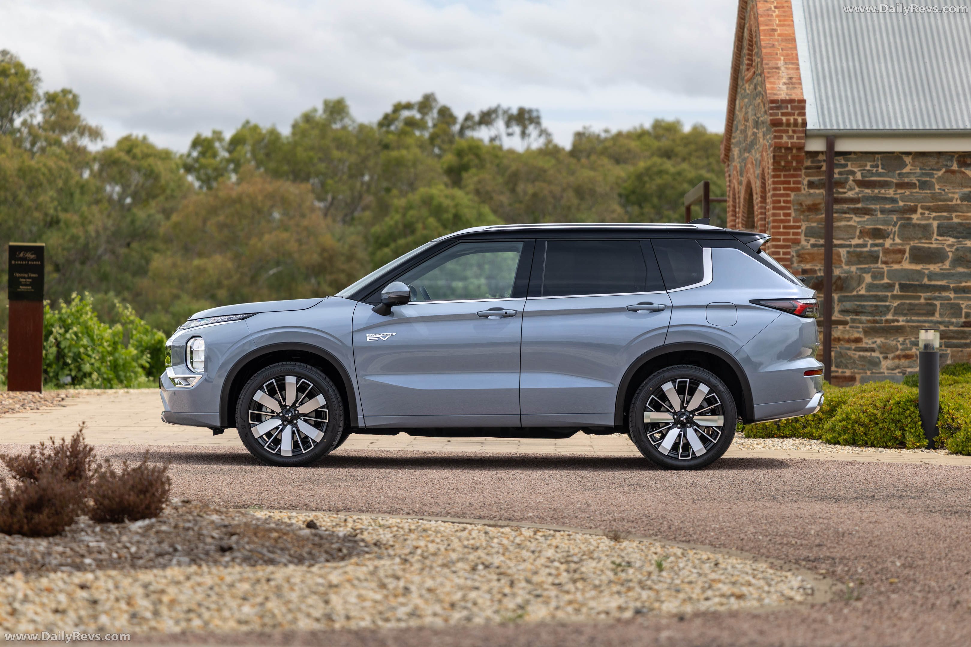 2026 Mitsubishi Outlander PHEV Australian Version Side View