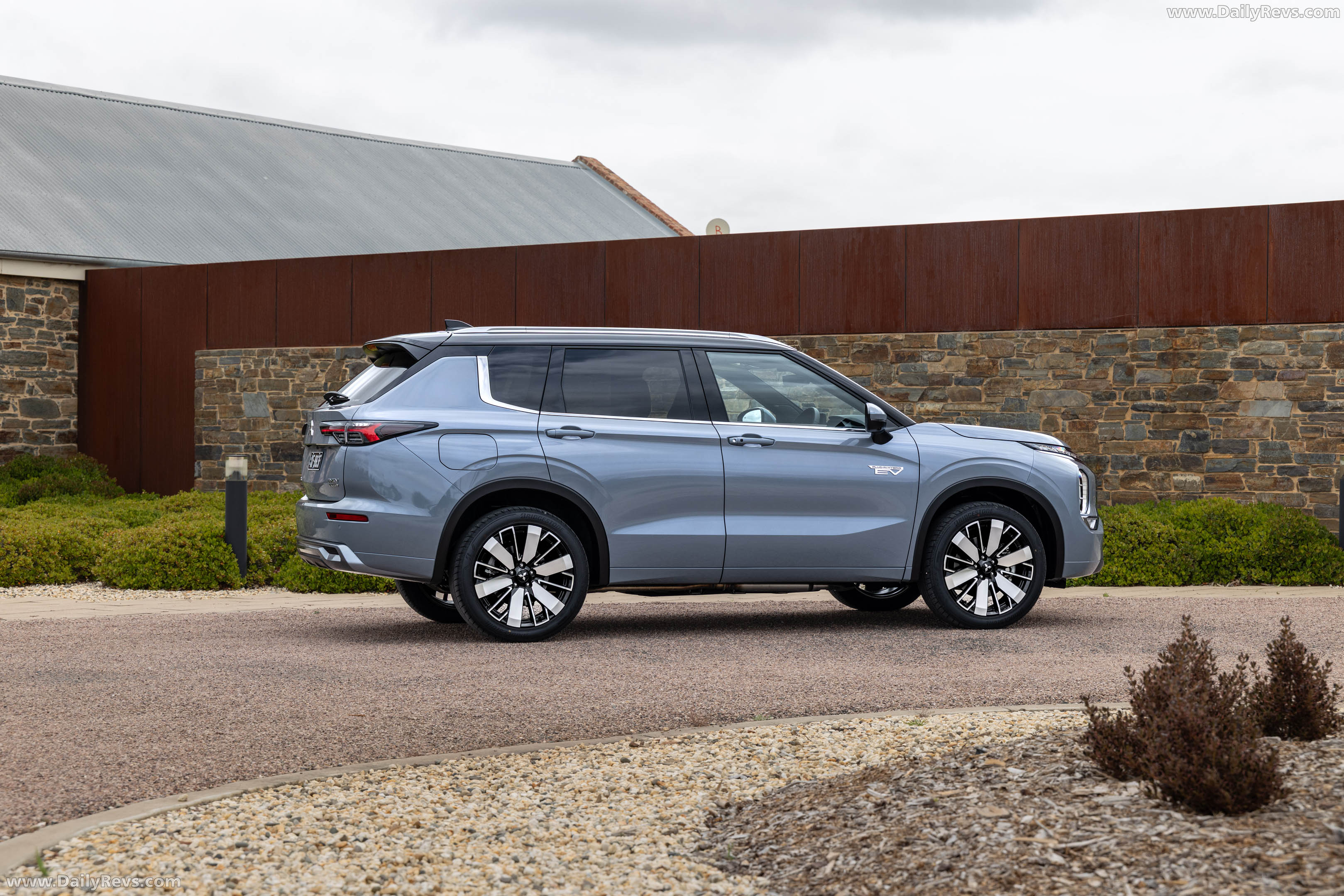 2026 Mitsubishi Outlander PHEV Australian Version Side View