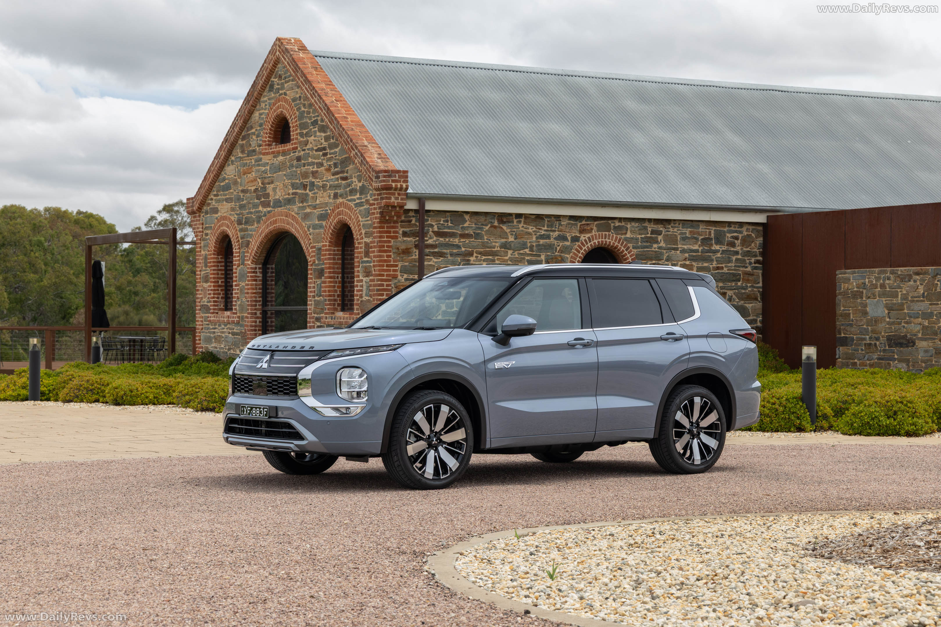 2026 Mitsubishi Outlander PHEV Australian Version Side View